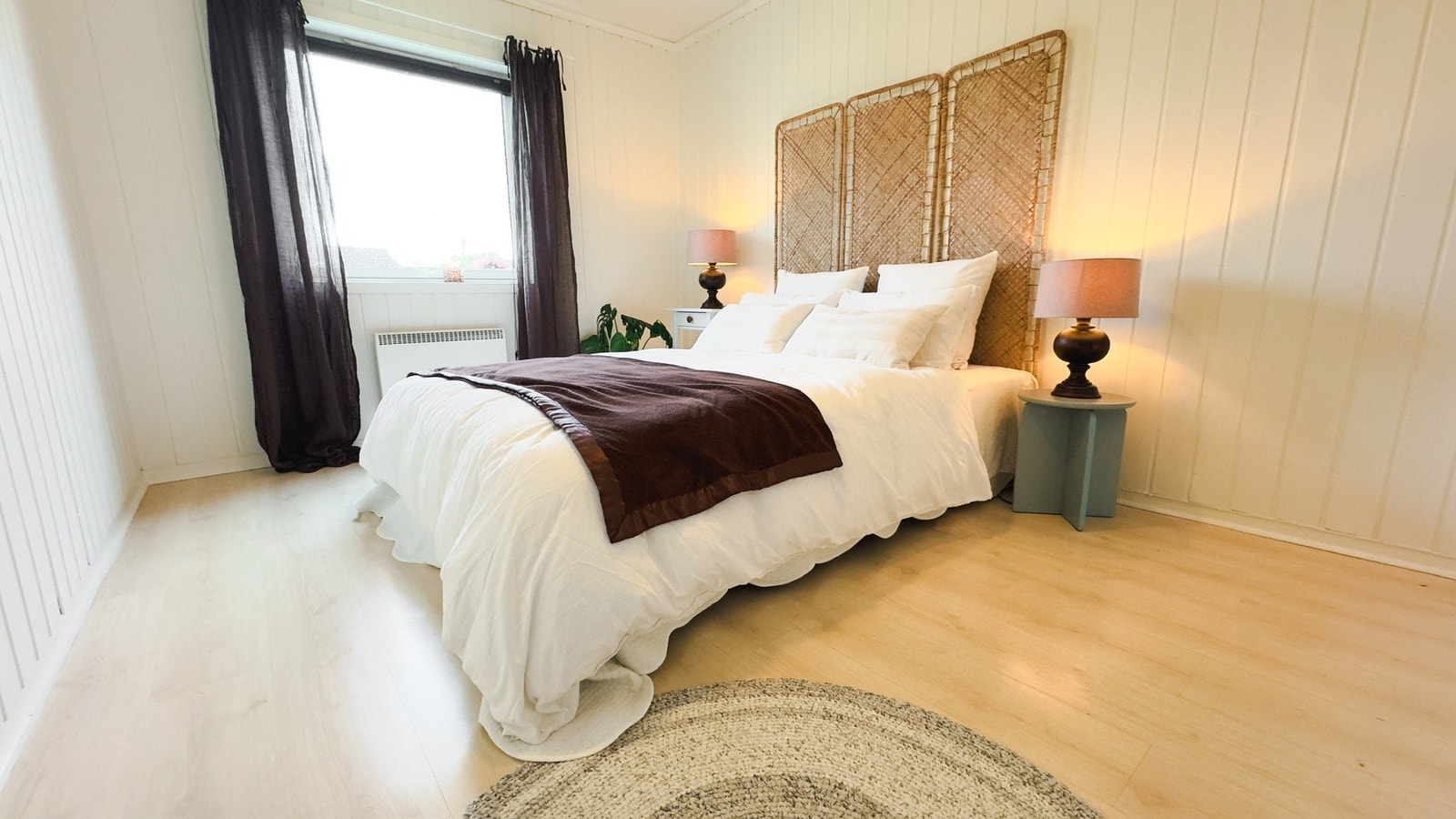 Soverom i 1. etasjen er på 13 m², her er det garderobeskap og panelovn. Galleribilde