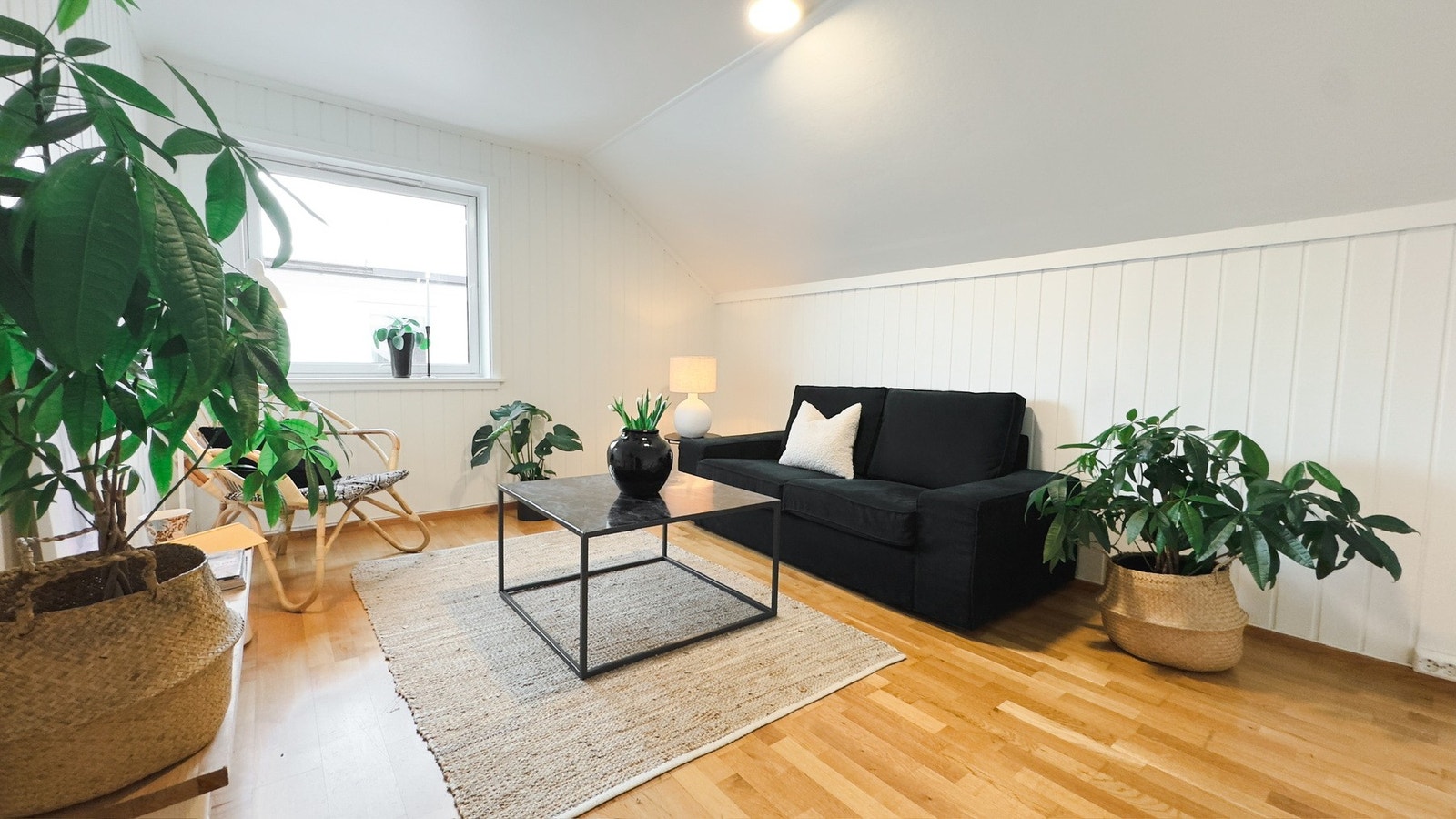 God plass til flere sittegrupper på stuen i 2. etasje. Galleribilde