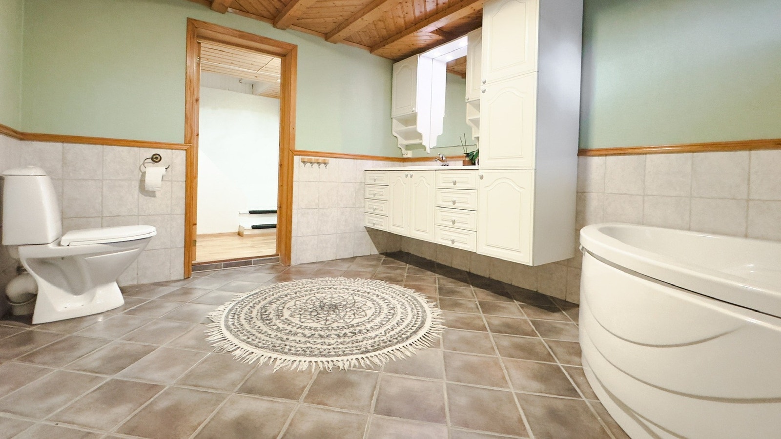 I kjelleren finner man 2 bad, det største er på 11 m². Galleribilde