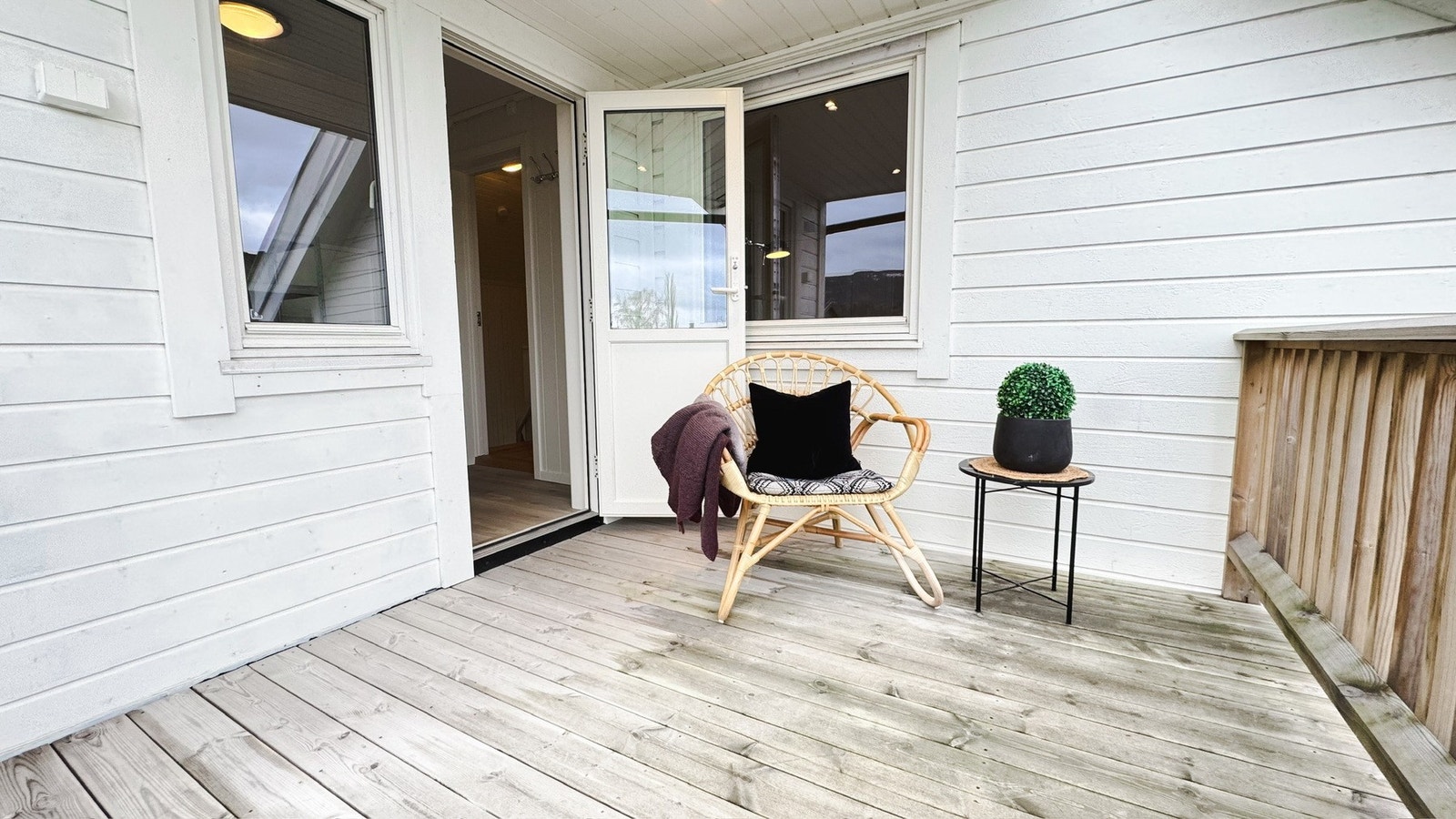 Flott terrasse i 2. etasje hvor man kan nyte kaffekoppen og utsikt. Galleribilde