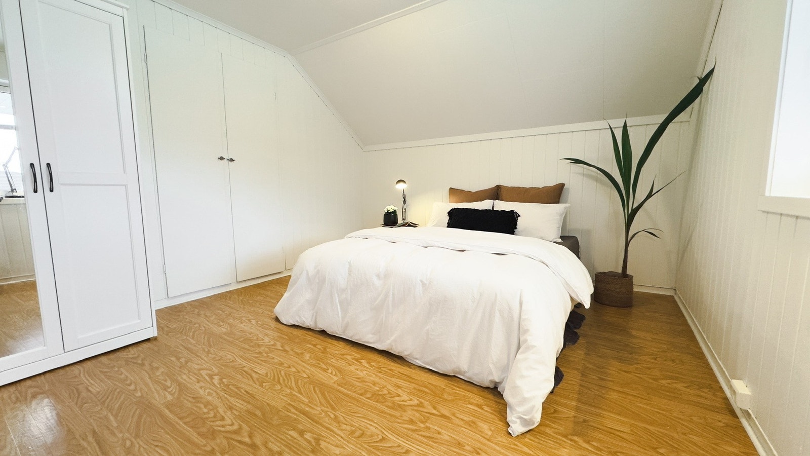 Soverom i 2. etasjen er på hele 14,5 m² og har eget innredet skap. Galleribilde