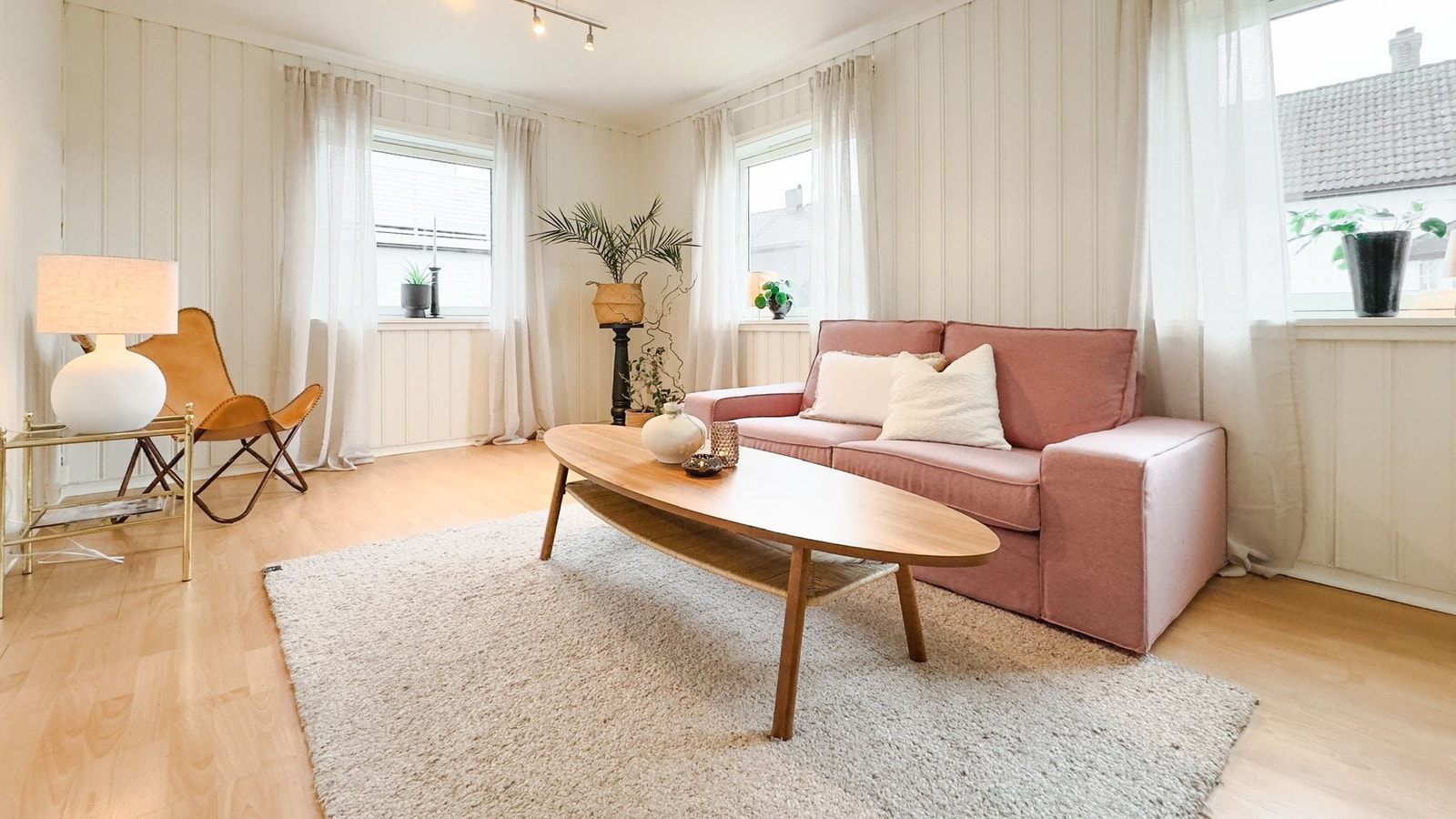 Stue i 1. etasje er på 18 m² og har laminat på gulv og panel på vegger. Galleribilde