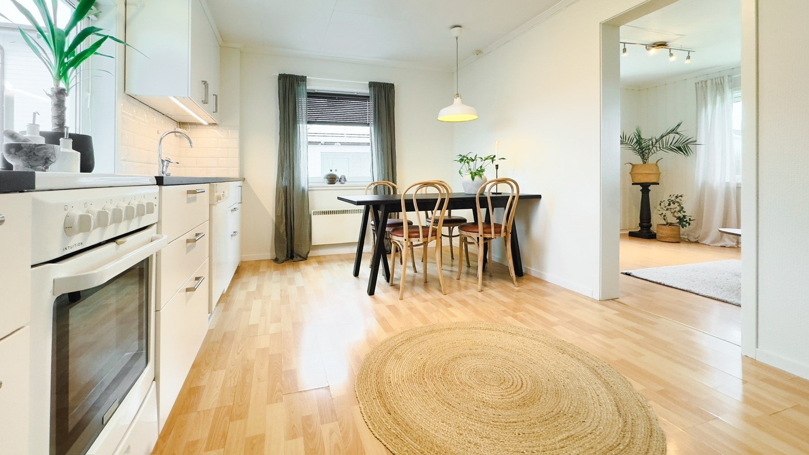 Innredet med mekanisk avtrekksvifte over stekesonen og opplegg for oppvaskmaskin. Galleribilde