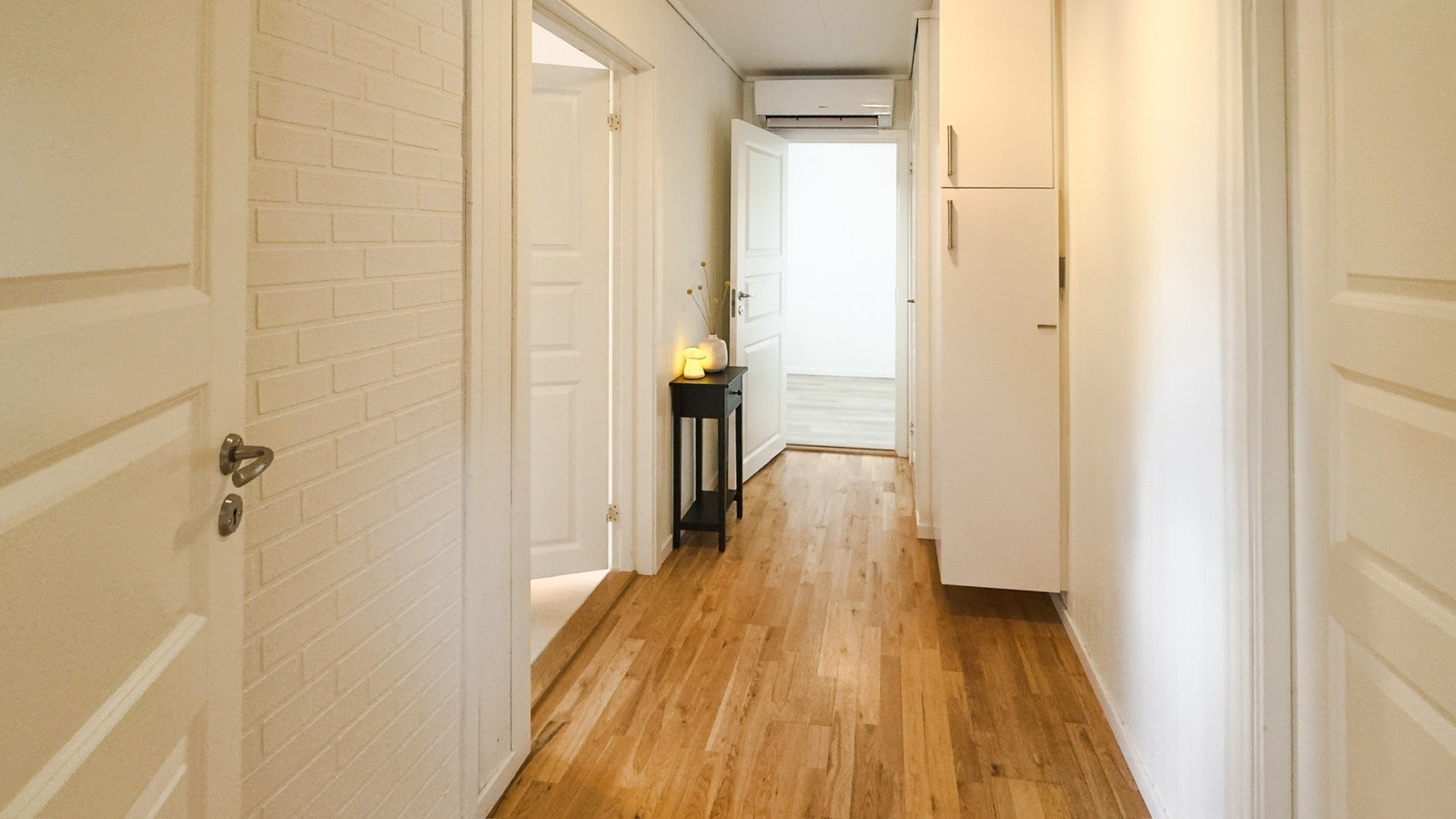 Gang mellom kjøkken og soverom. Til oppvarming er det varmepumpe og vedfyring. Galleribilde