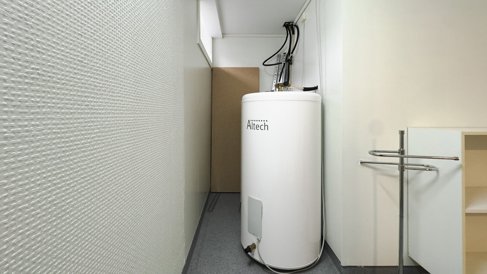 Varmvannsbereder i sokkeletasje. Galleribilde