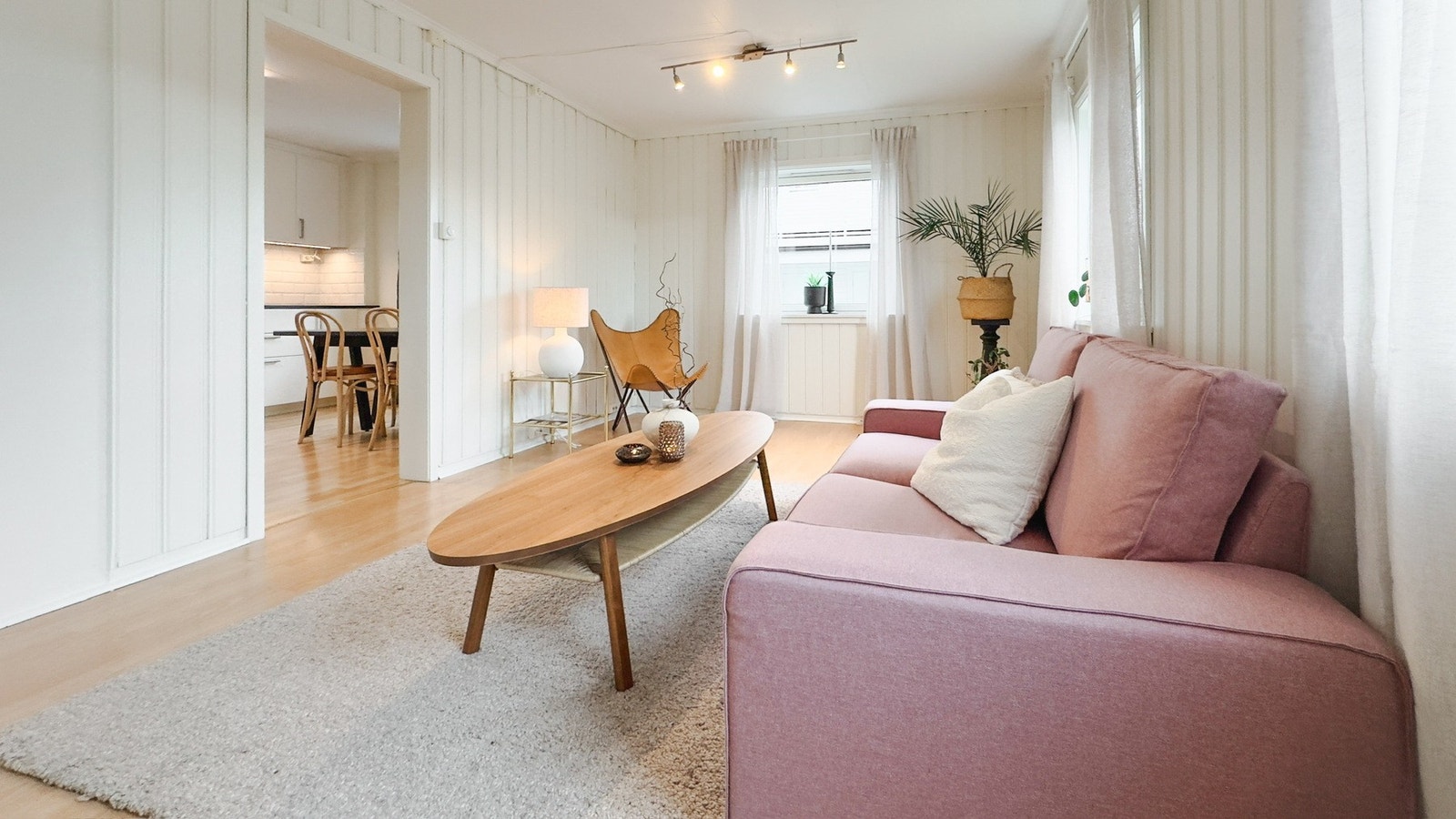 Boligen går over 3 plan og har lofts- og sokkeletasje med flere muligheter. Galleribilde