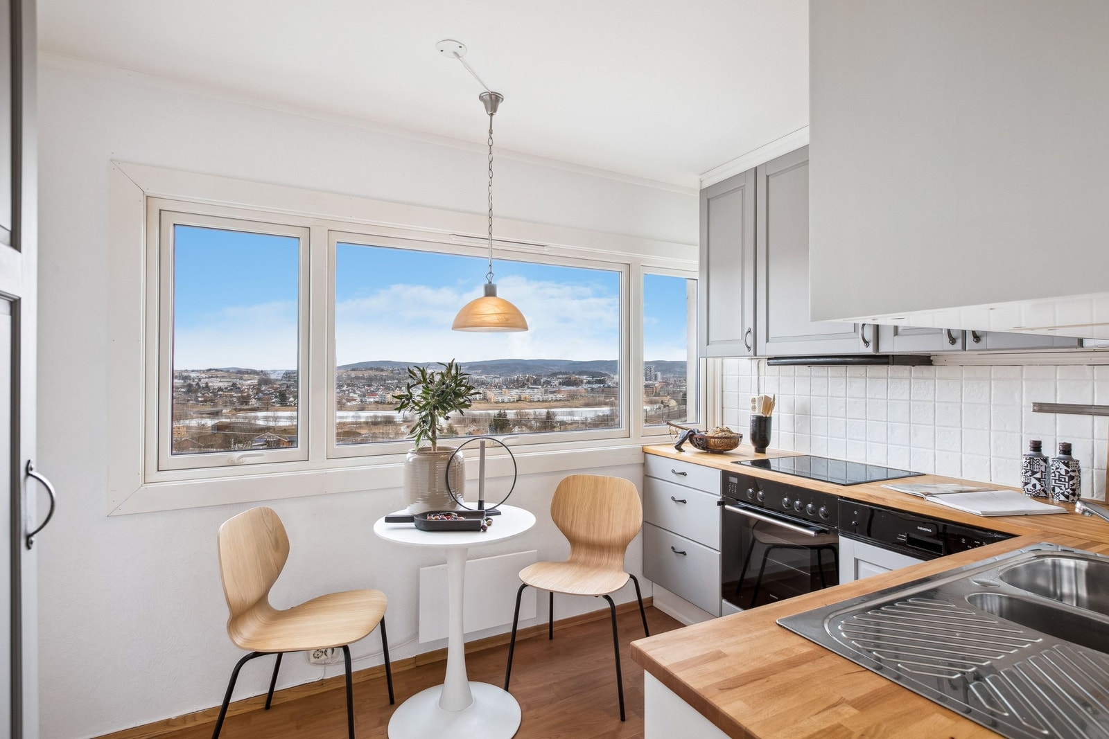 Et praktisk kjøkken med flott utsikt. Galleribilde