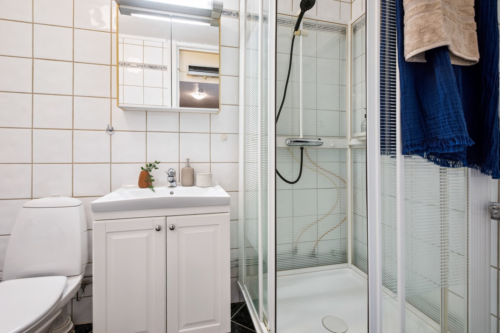 Bad med dusjkabinett og opplegg for vaskemaskin. Galleribilde