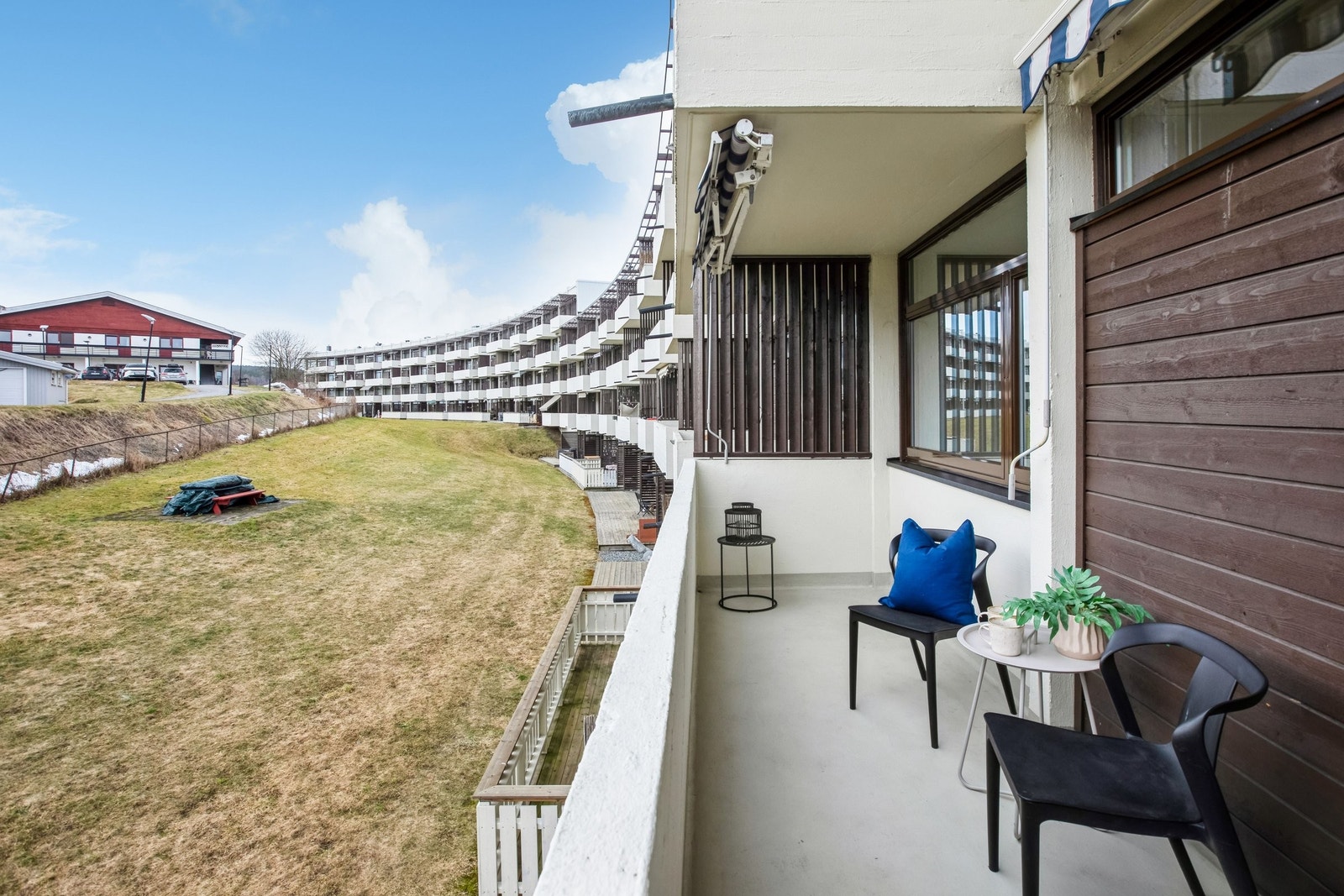 Balkong med godt utsyn. Fine solforhold på dagen og ettermiddagen. Galleribilde