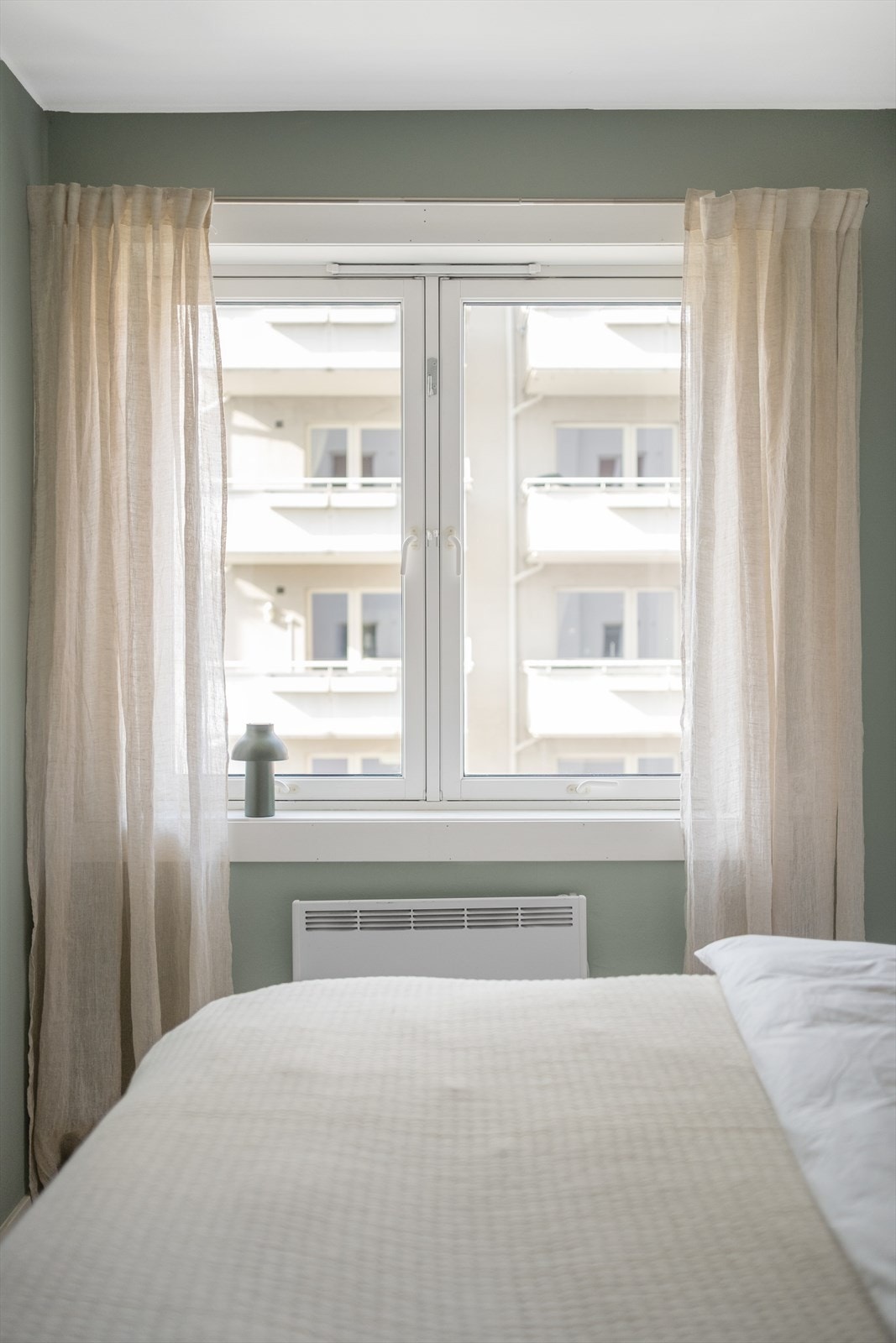 Store vindusflater som gir rikelig med luft og lys Galleribilde