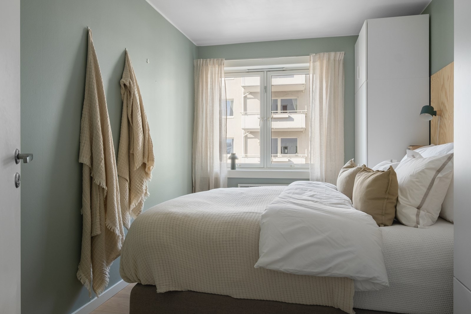 Romslig hovedsoverom med god plass til dobbeltseng med tilhørende nattbord og garderobeløsning Galleribilde