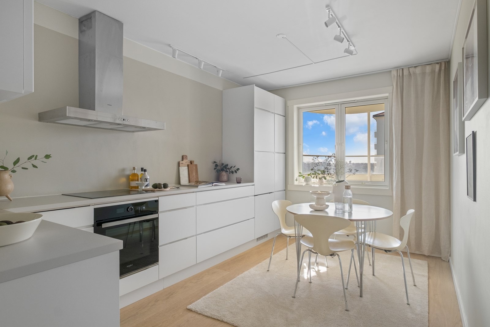 Delikat kjøkken fra Kvik med en tidløs innredning. Det er også plass til et hyggelig spisebord i tilknytning til kjøkkenet Galleribilde