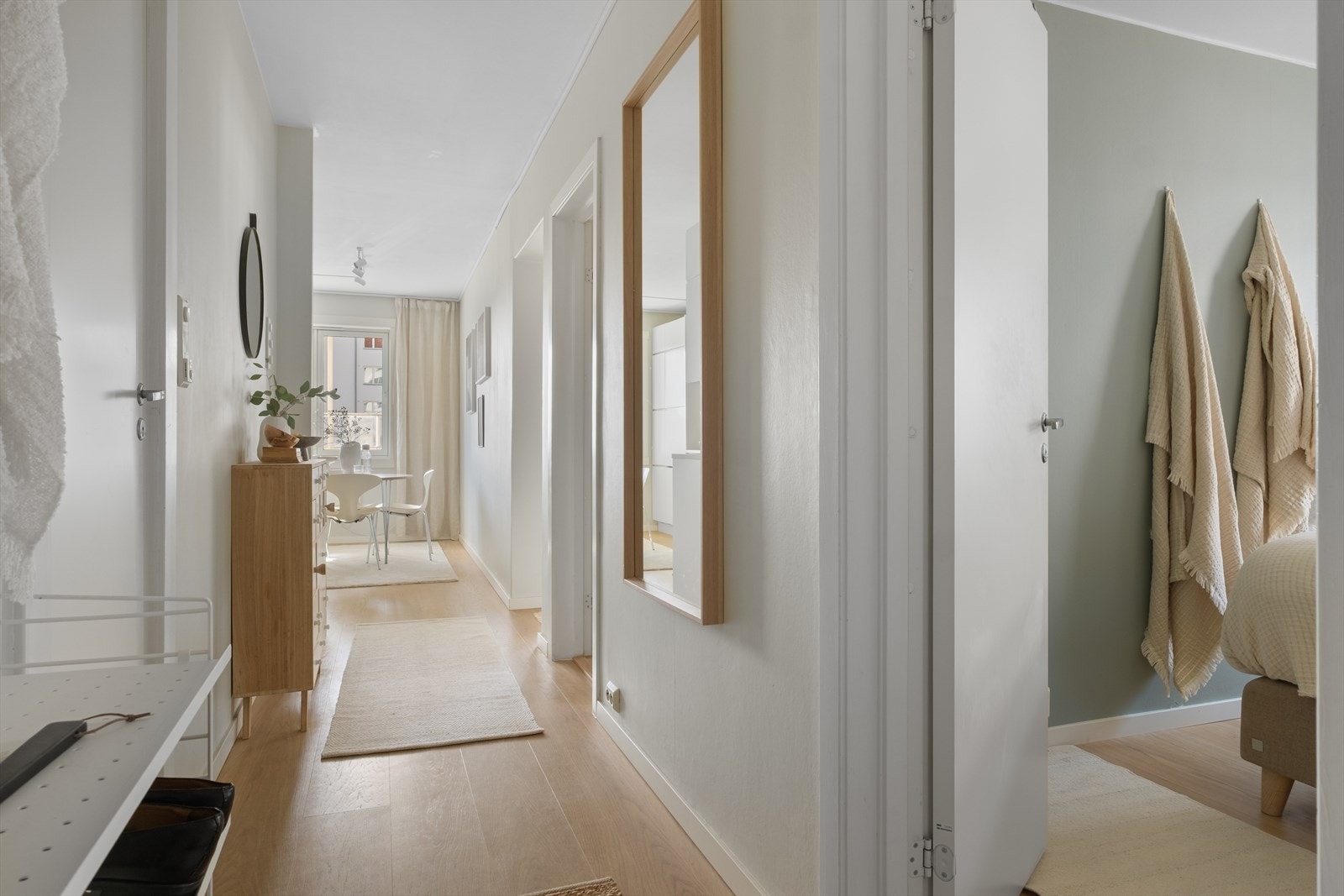 Det første som møter deg i leiligheten er en lys, romslig og innbydende entré som gir et godt førsteinntrykk av leiligheten Galleribilde