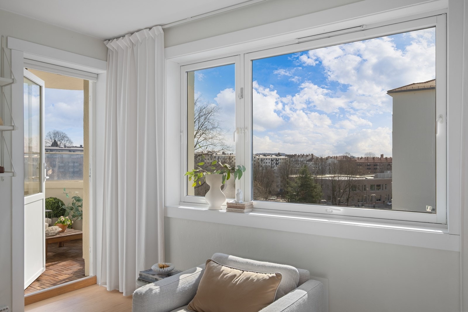 Fra stuen er det videre adkomst til balkongen Galleribilde