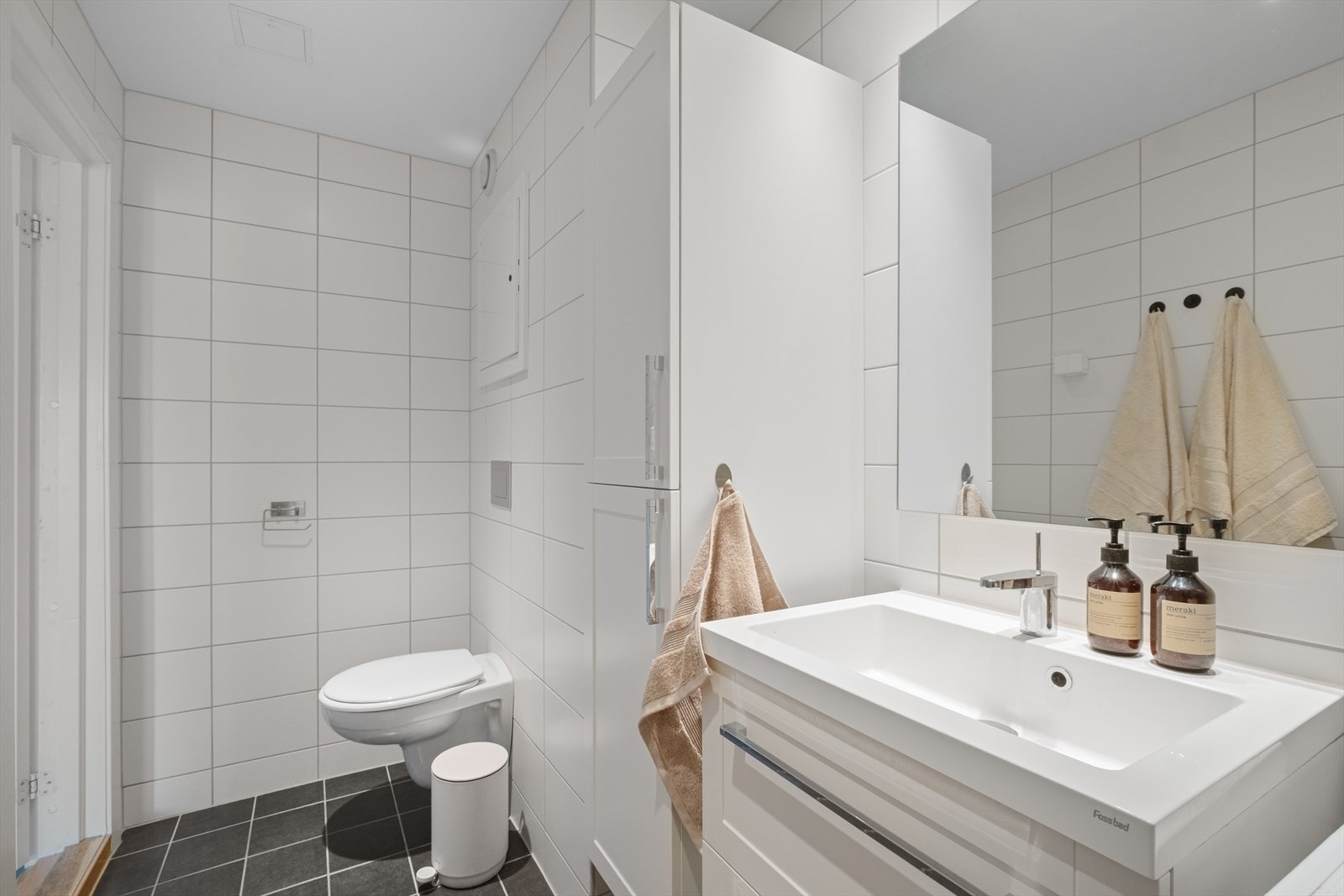 Innredet med vegghengt klosett, servant nedfelt i innredning og dusjhjørne med svingbare glassdører. Opplegg for vaskemaskin. Mekanisk avtrekk. Galleribilde