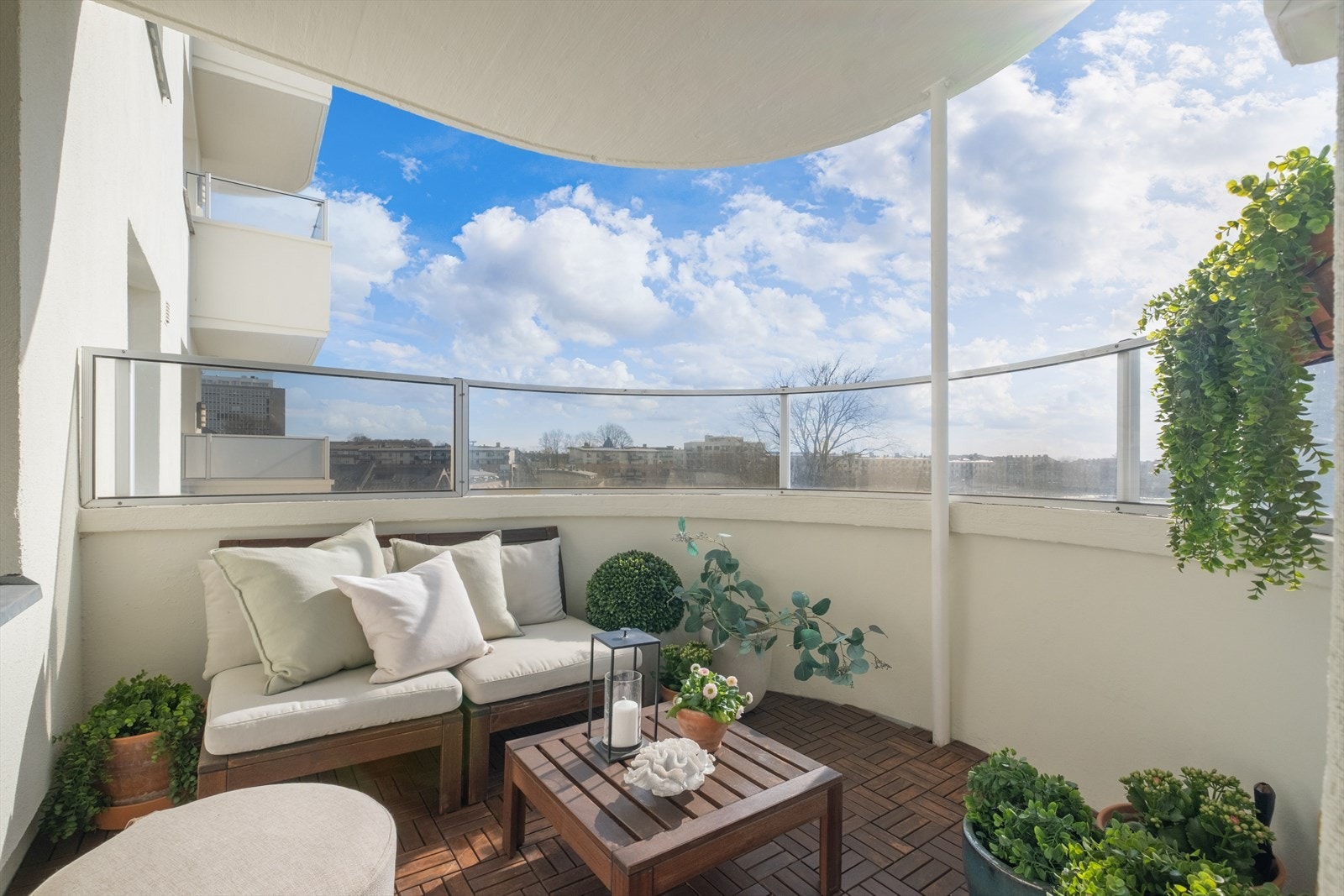 Flott sydvestvendt balkong på ca. 6 kvm med gode solforhold Galleribilde