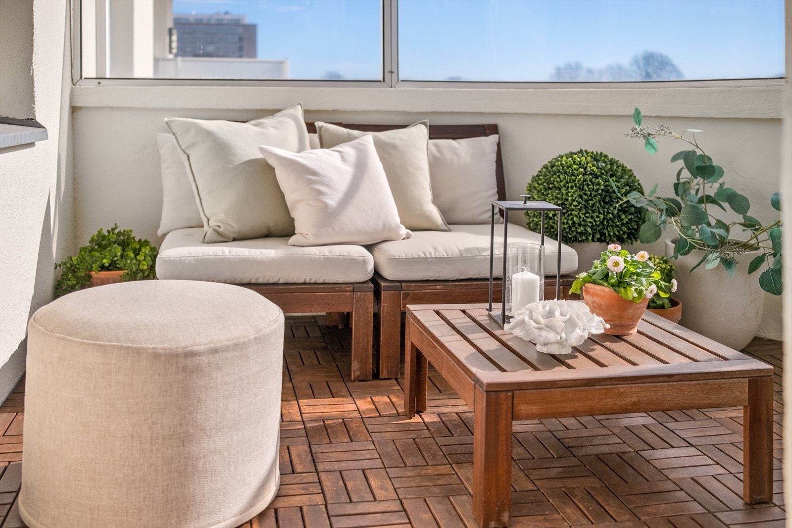 Det er plass til hyggelig cafésett og diverse beplantning Galleribilde