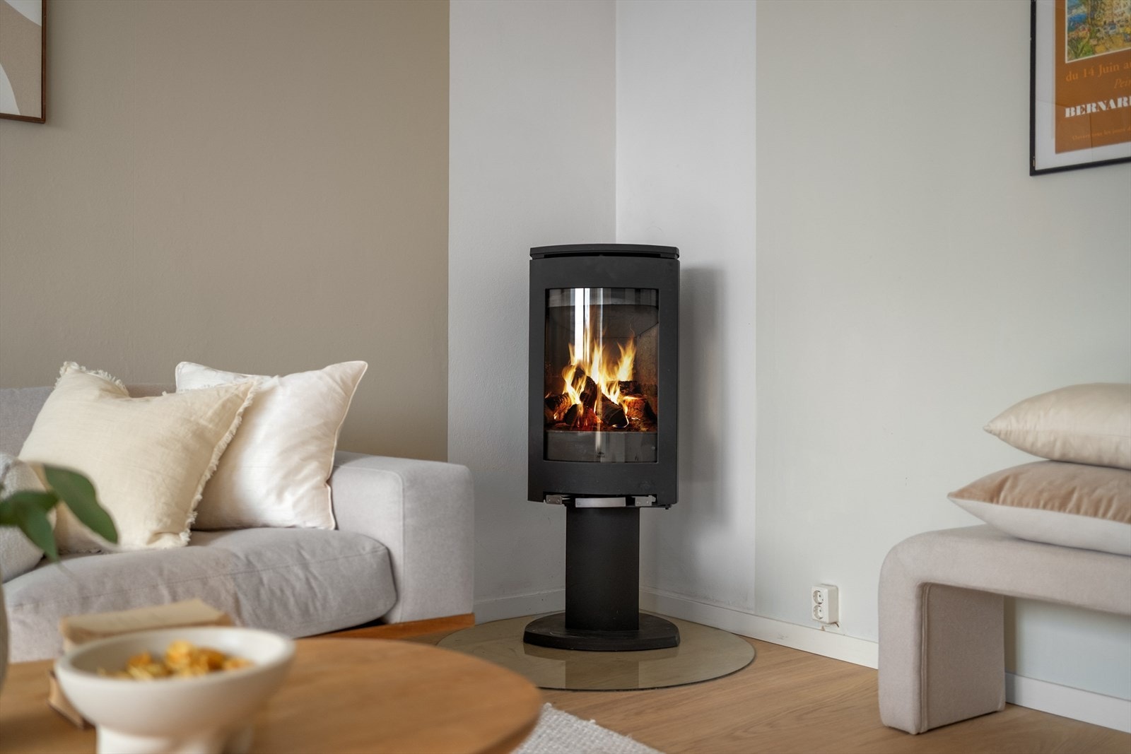 I stuen er det en hyggelig peis som varmer godt Galleribilde