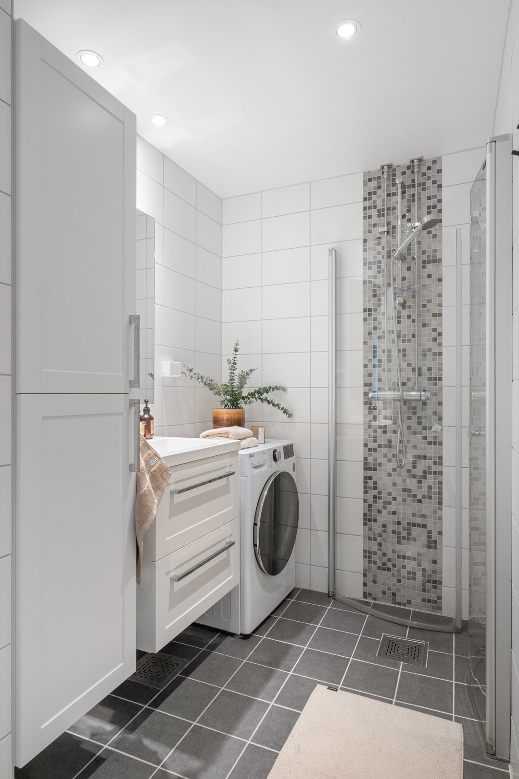 Flislagt bad fra 2016 med elektriske varmekabler i gulvet, himling med malte plater og innfelt downlights. Galleribilde