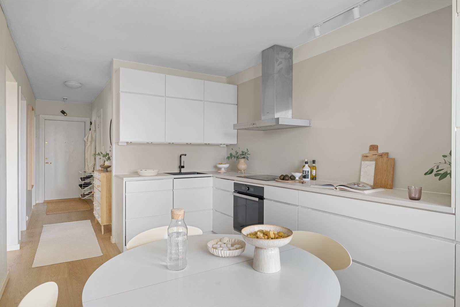 Hvitevarer omfatter Integrert platetopp, stekeovn, oppvaskmaskin og kjøl/fryseskap Galleribilde