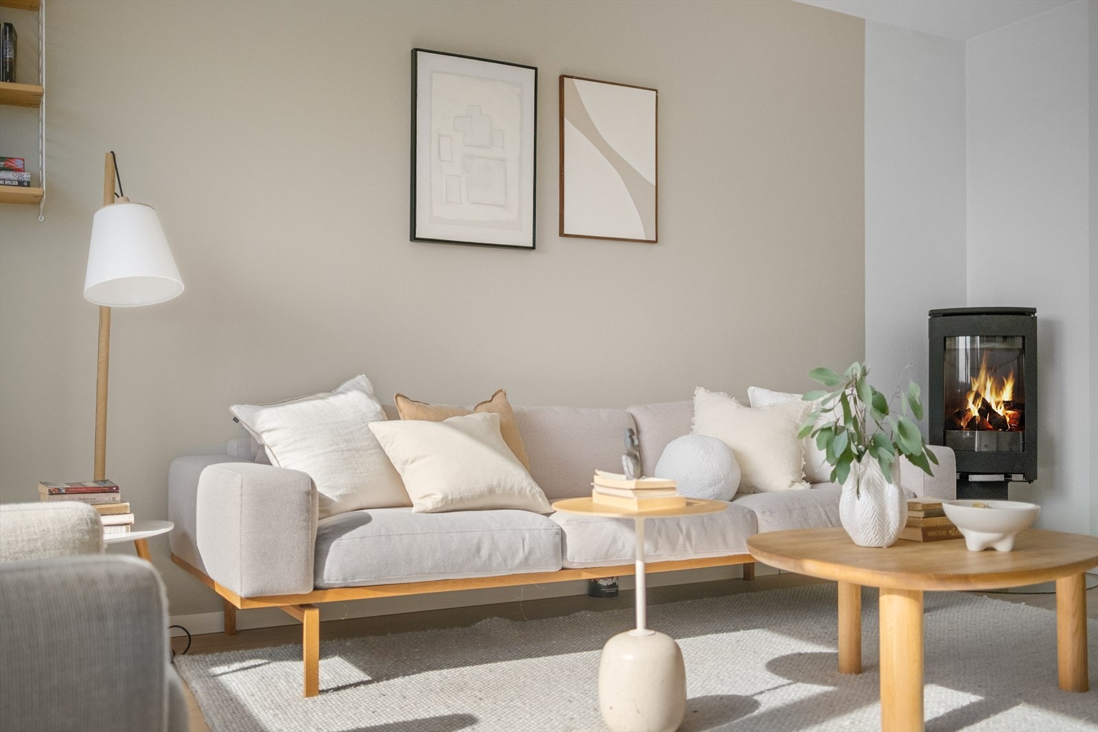 Det er god plass til sofaseksjon med tilhørende stuebord og mediemøbelemnt Galleribilde