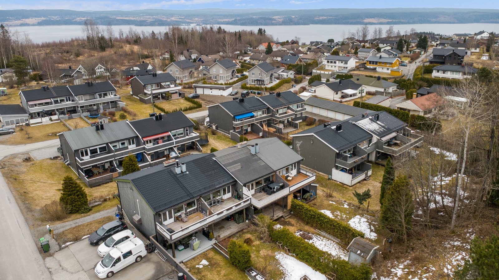 Det medfølger 2 biloppstillingsplasser til boligen Galleribilde