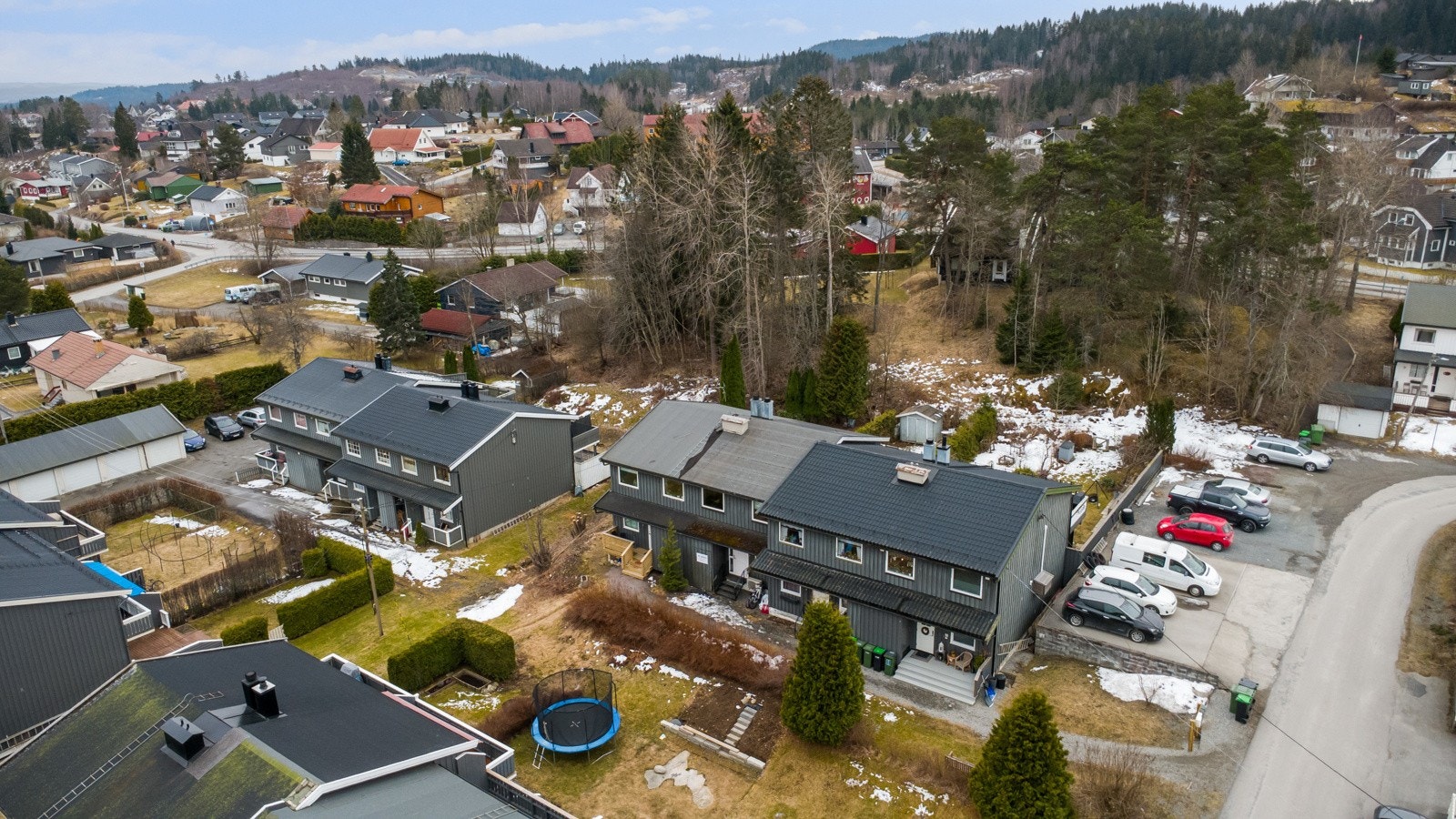 Det medfølger 2 parkeringsplasser til boligen Galleribilde