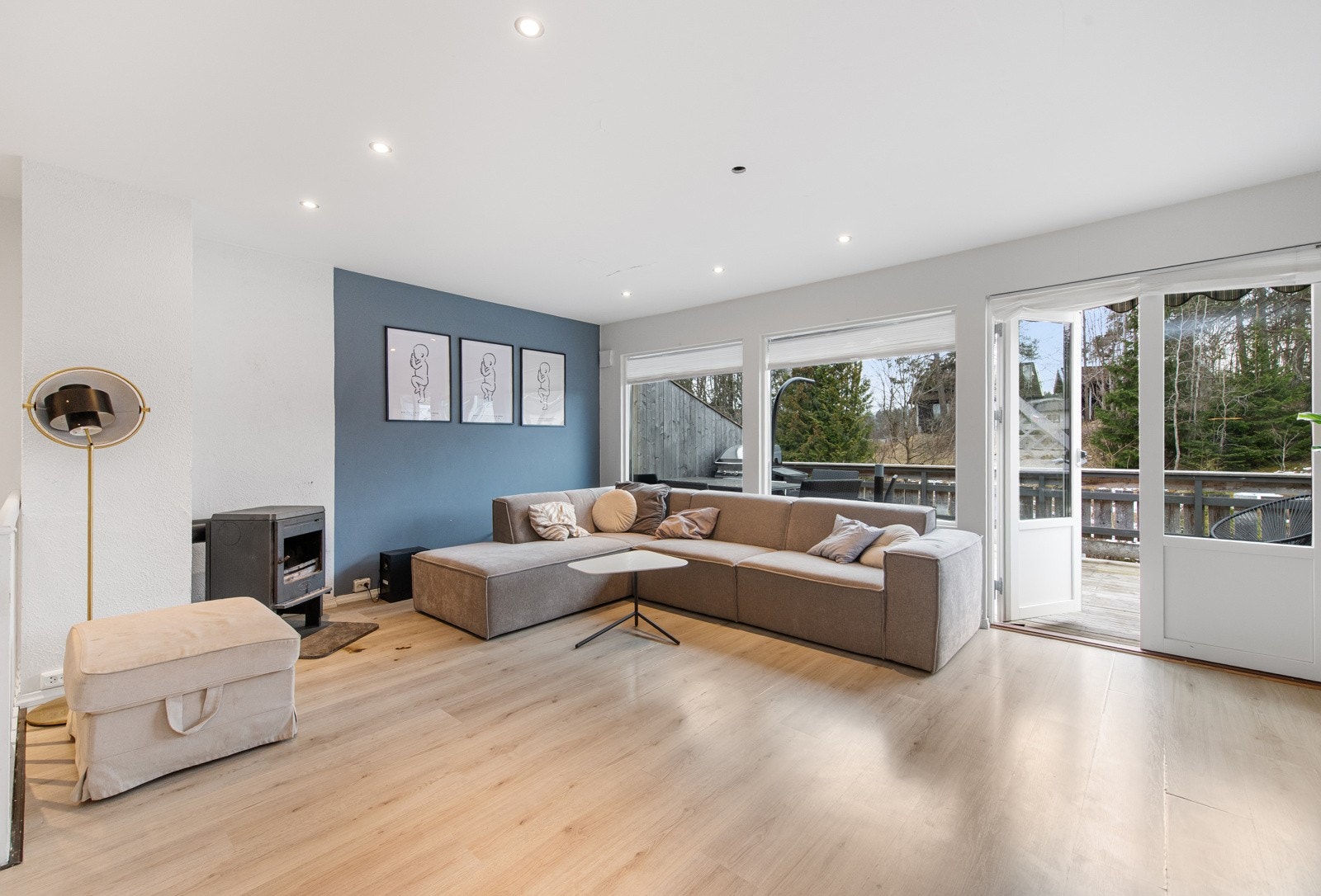 Boligen stue/spisestue ligger i 2. etg. og har godt med dagslys Galleribilde