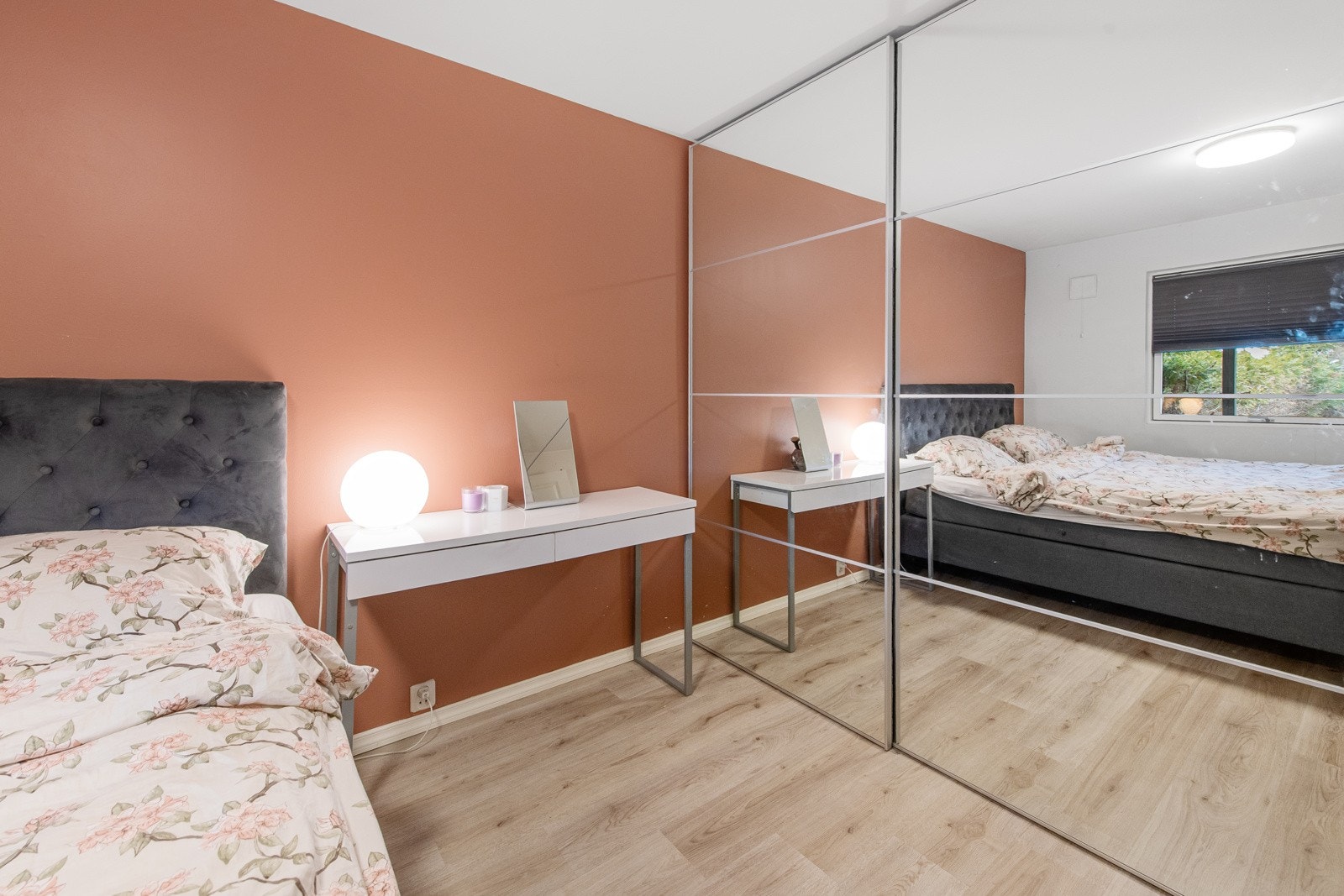 Romslig skyvedørsgarderobe Galleribilde