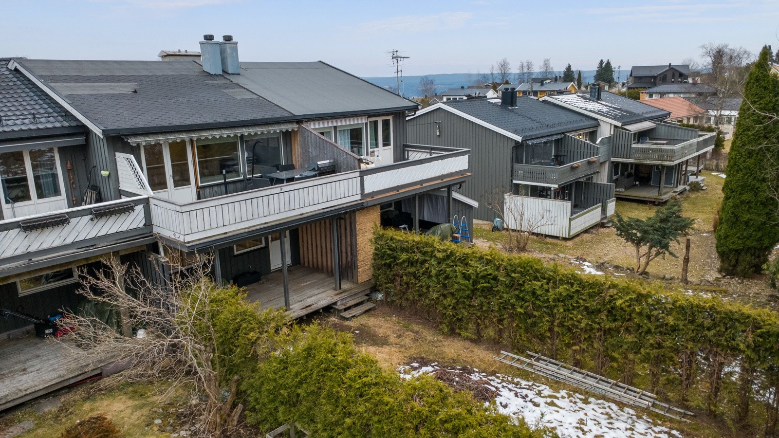 Tomten er opparbeidet plen, hekk mot naboer, mm Galleribilde