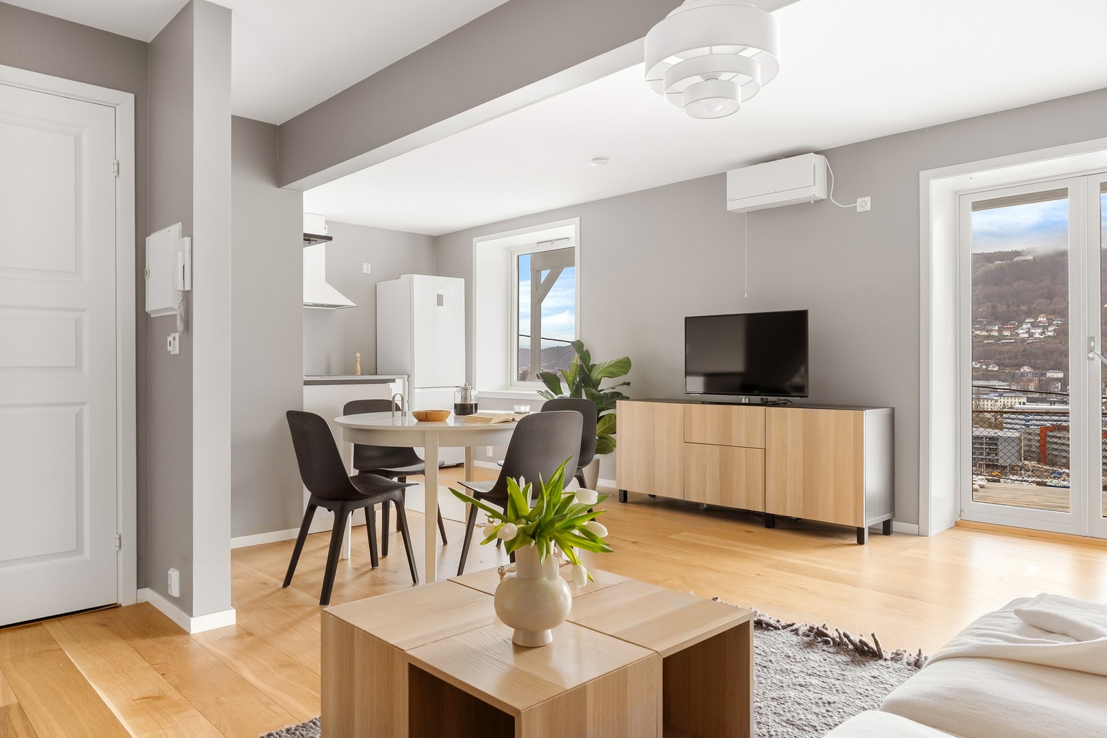 Fra stuen er det utgang til privat terrasse som ble oppført i 2023. Galleribilde