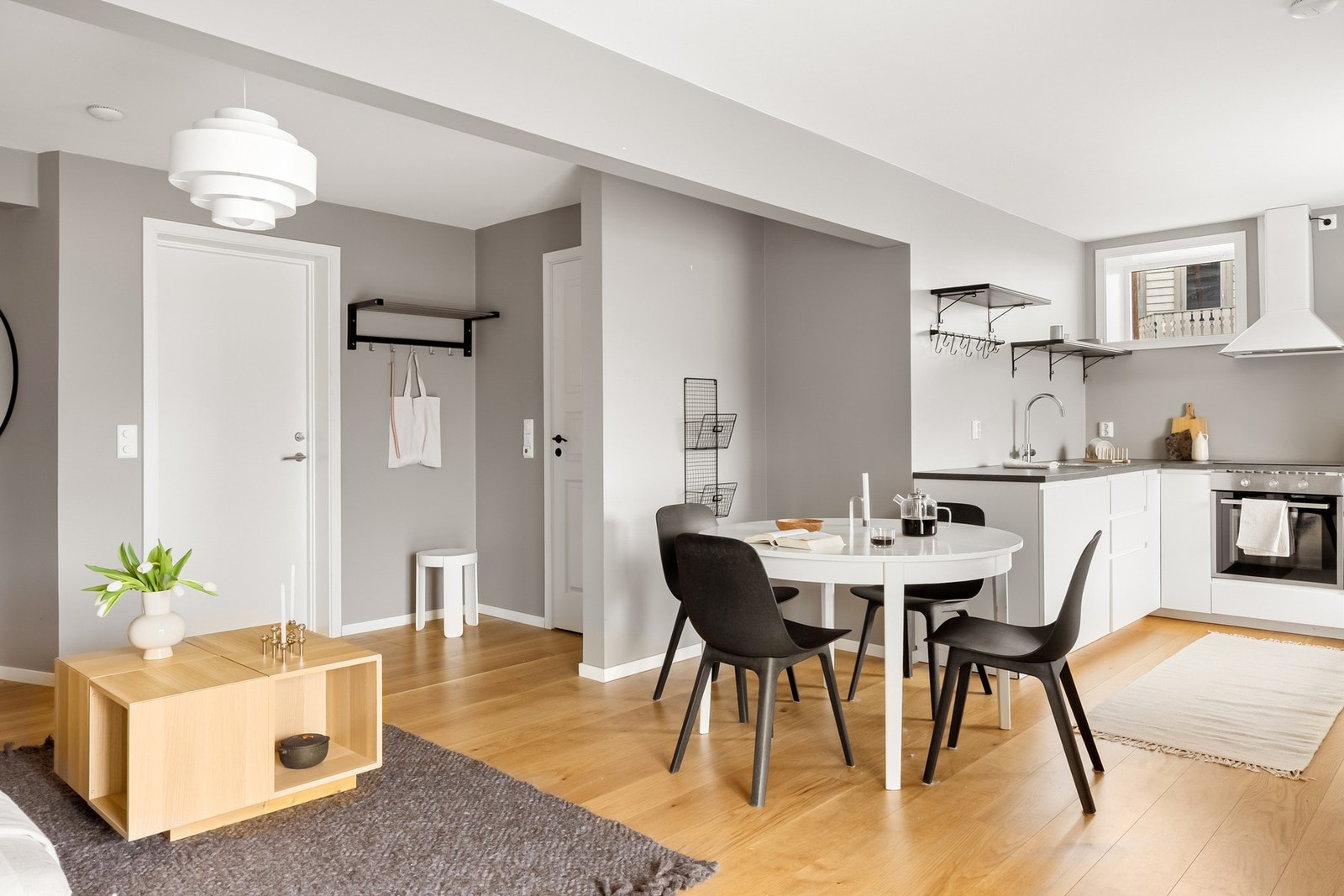 Kjøkkenet er i en åpen løsning sammen med stuen, men tar på ingen måte over i rommet. Galleribilde