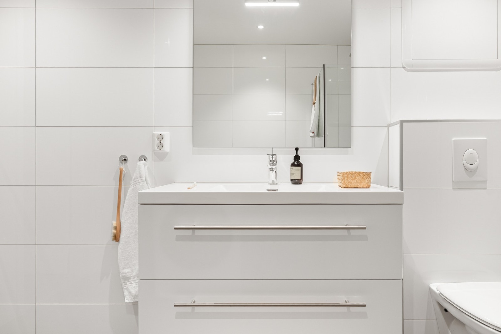 Badet kan skilte med dusj m/ glassvegger, baderomsinnredning, vegghengt toalett, og opplegg til vaskemaskin. Galleribilde