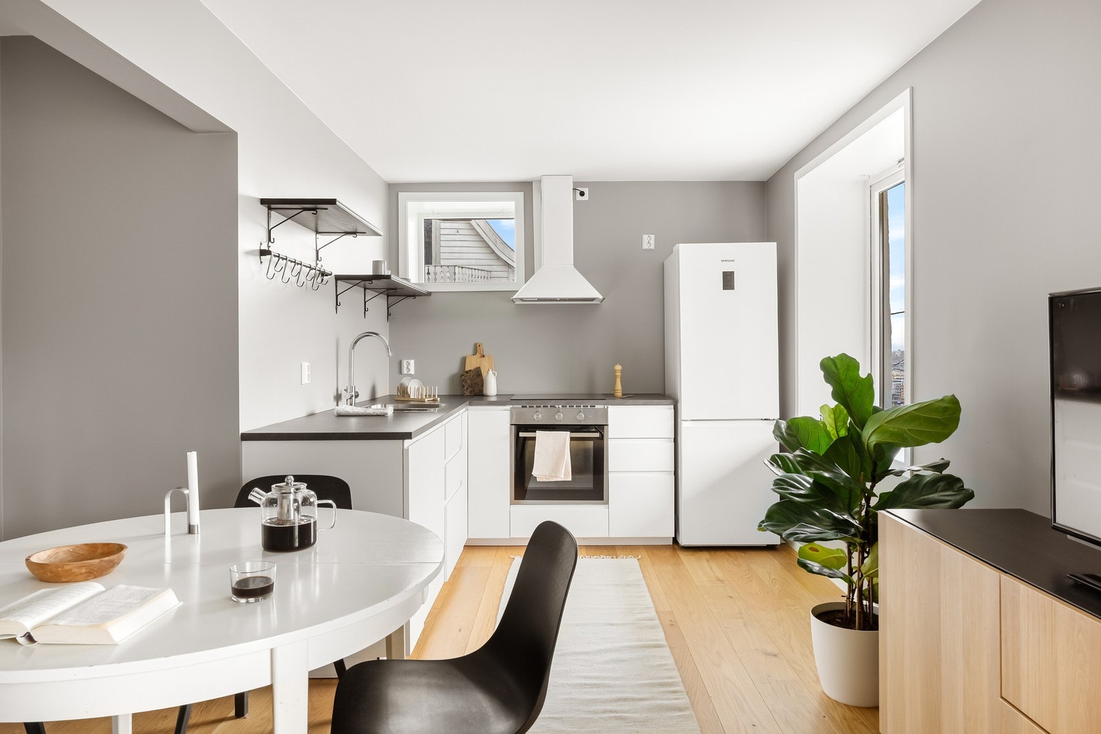 Kjøkkenet er som tidligere nevnt i egen del av rommet. Kjøkkenet er lyst og tidløst, og nytt fra 2021. Galleribilde