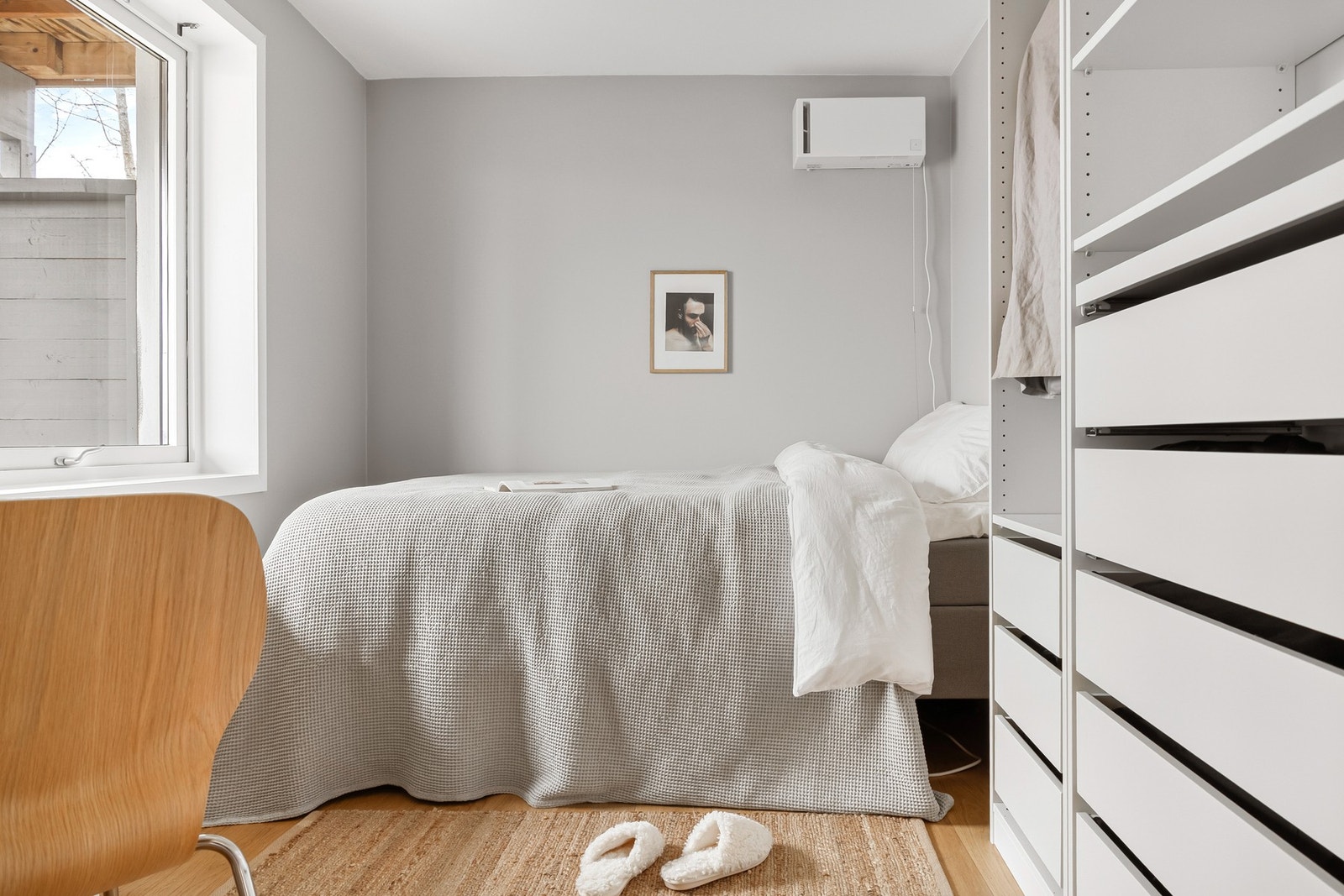 Hovedsoverommet og soverom 2 er innredet med dobbeltseng, garderobeskap og kontorpult. Galleribilde