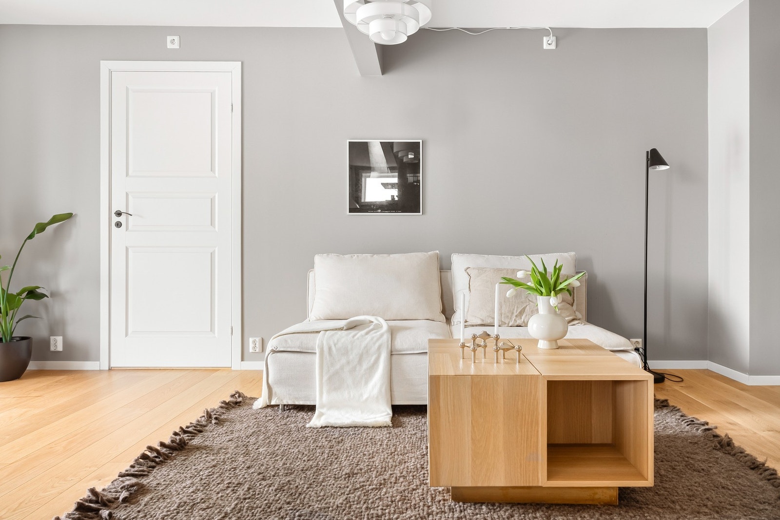 Det er flere store vindusflater som sikrer godt lysinslipp i tillegg til nydelig utsikt. Galleribilde