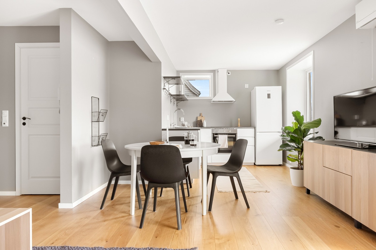 Boligen og bygget ble totalrehabilitert i 2021, og leiligheten har bl.a. nye oppgraderinger som nytt tak, kledning, varmtvannstank, elektrisk anlegg, røropplegg og installert ventilasjon med varmegjenvinning for å nevne noe. Galleribilde