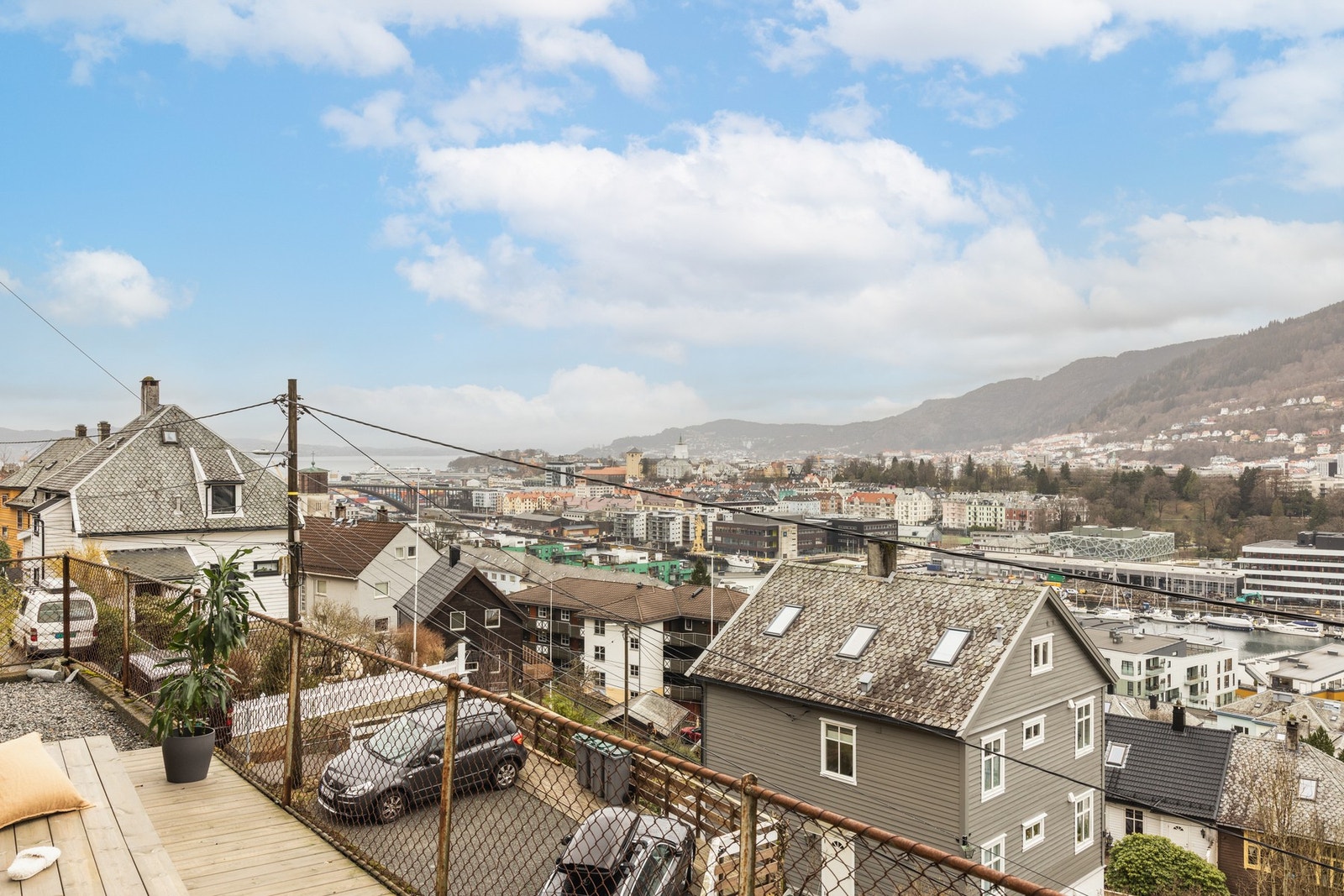 Her kan du flytte rett inn, og nyte en nyoppusset og sentral bolig med fantastisk utsikt. Galleribilde