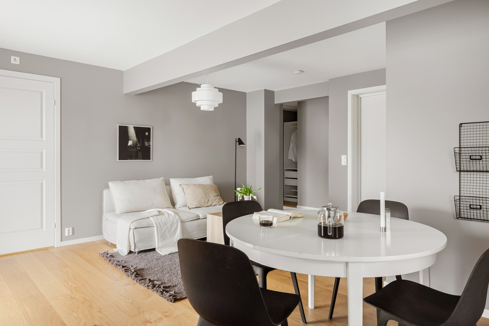 Rommet måler totalt ca. 23 kvm, og har god plass til både sofa- og spisegruppe. Galleribilde