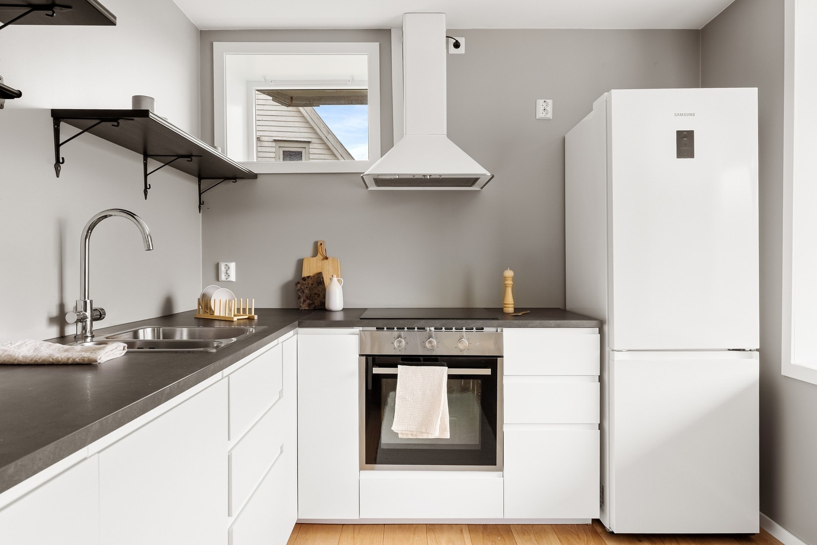 Av integrerte hvitevarer kan det nevnes oppvaskmaskin, stekeovn, platetopp og ventilator. Galleribilde