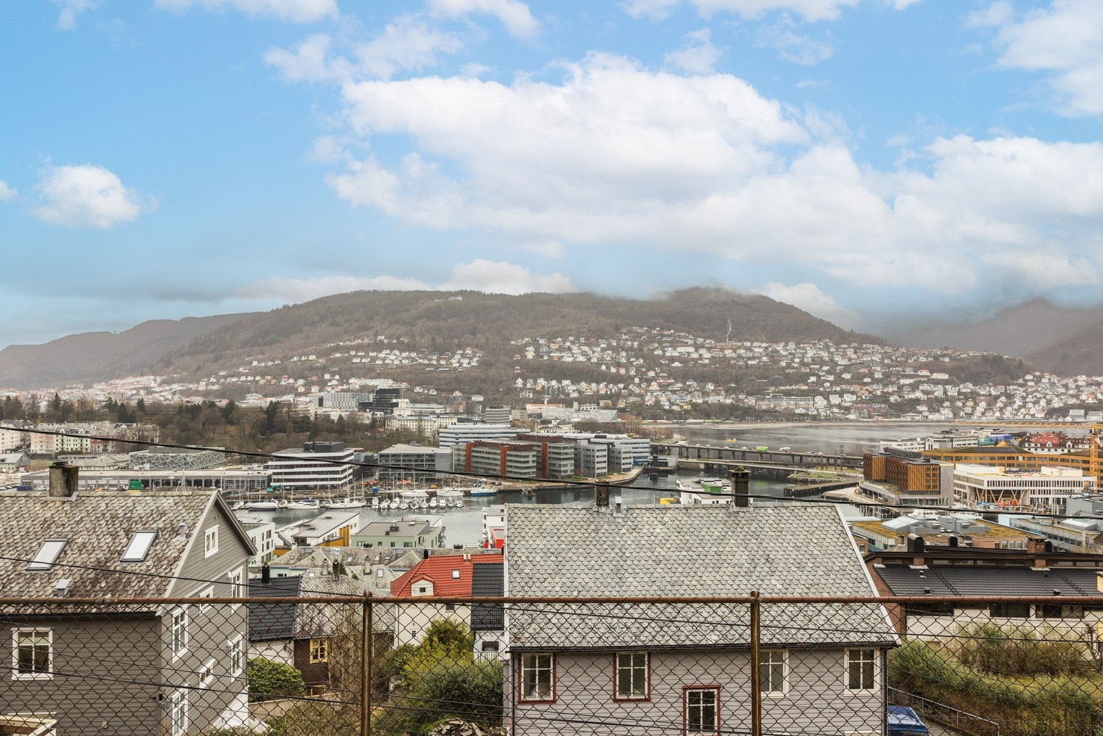 Beliggenheten gir kort avstand til bl.a. Handelshøyskolen BI, Damsgårdssundet, dagligvare, busstopp, Bybanen, kaféer, restauranter, treningssentre og Hoteller. Galleribilde