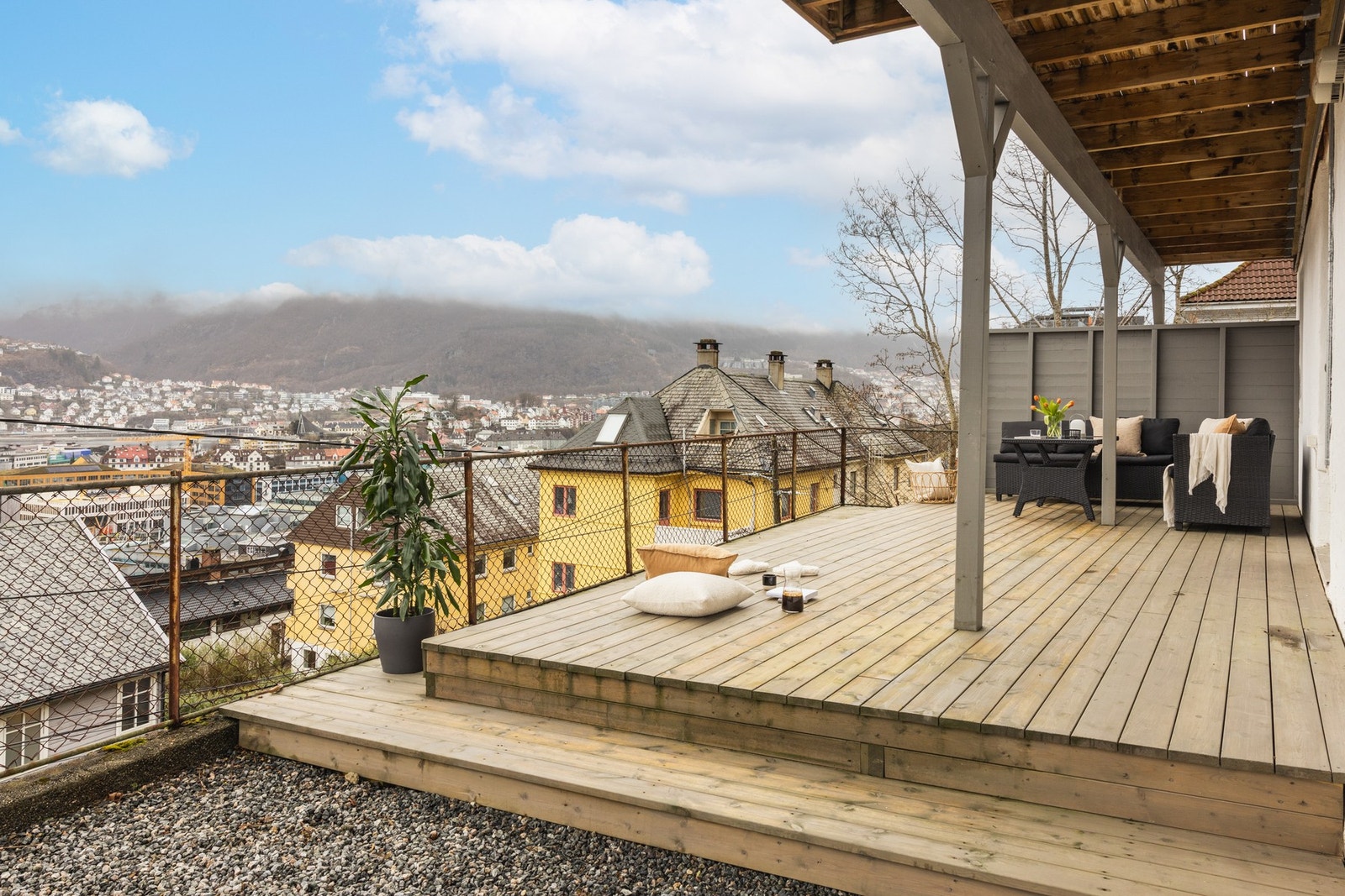 Her har du god plass til utemøblement, og du kan invitere både venner og familie på fine sommerdager. Galleribilde