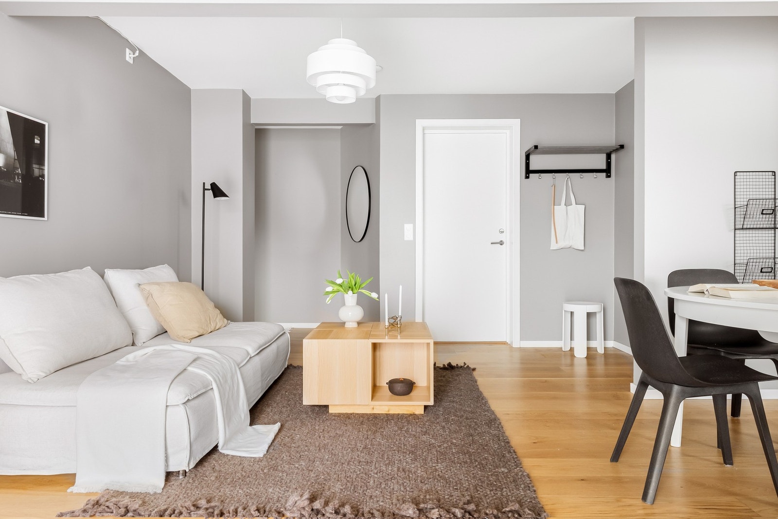 Velkommen inn til hjertet av boligen, nemlig stue og kjøkken! Galleribilde