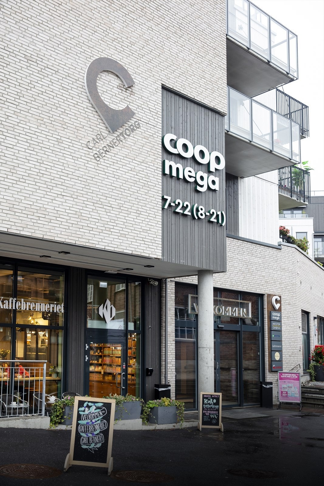 Umiddelbar nærhet til alt av butikker, spisesteder og take away, Carl Berner Torg med apotek, dagligvarebutikk, kafé, blomsterbutikk etc. Galleribilde