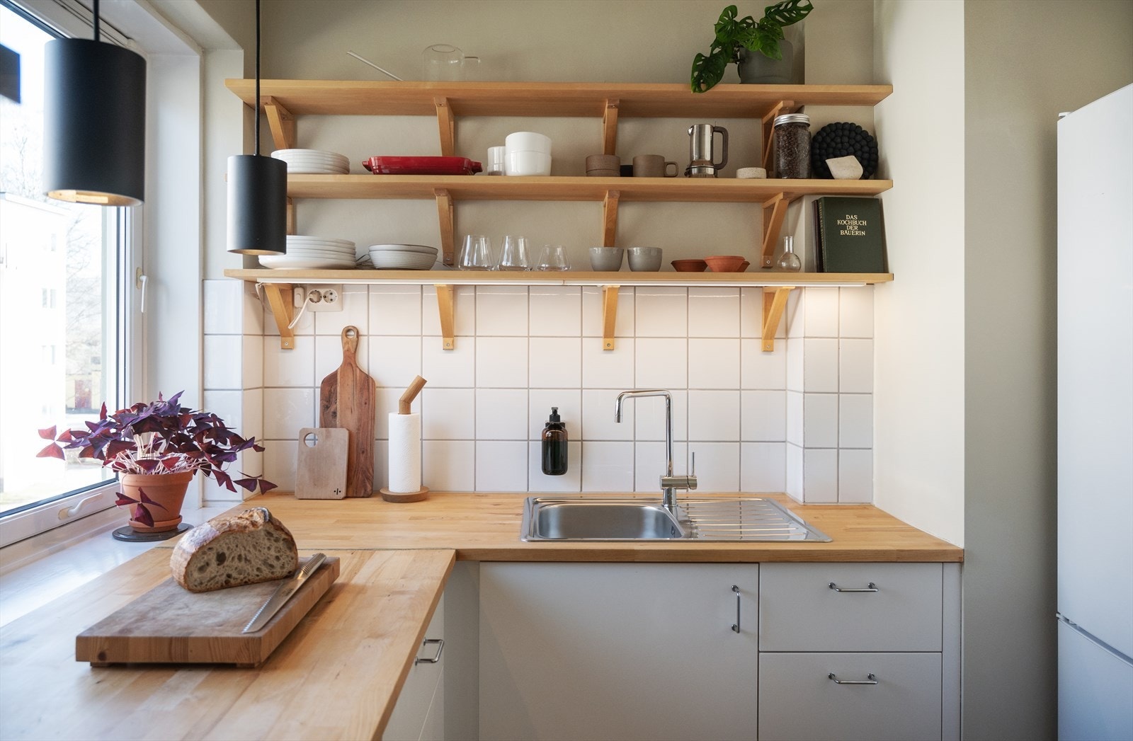 Kjøkkenet er innredet med platetopp, nedfelt kum med ettgreps blandebatteri, kombi kjøl/fryseskap stekeovn, oppvaskmaskin, ventilator og komfyrvakt. Galleribilde