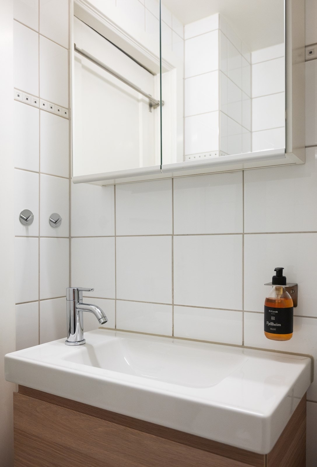 I 2022 ble ny servant, servantskap og nytt armatur montert, samt nytt dusjarmatur med blandebatteri montert. Galleribilde