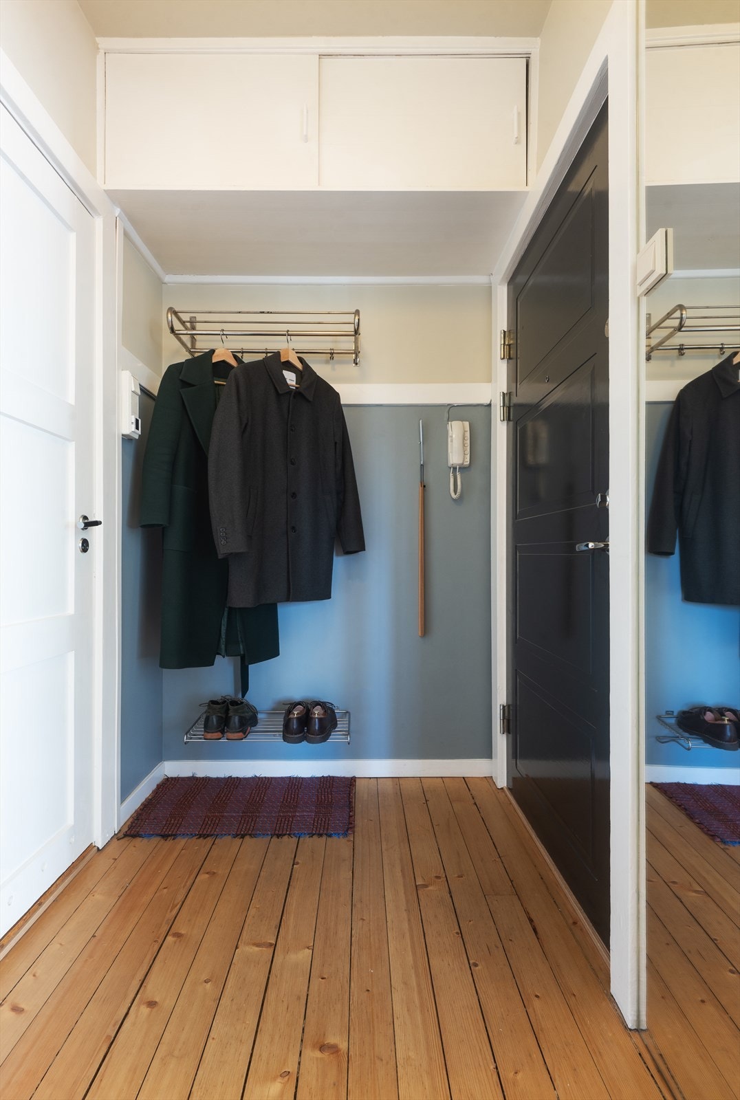 Det er god plass til å henge opp jakker og sette fra seg sko. Galleribilde