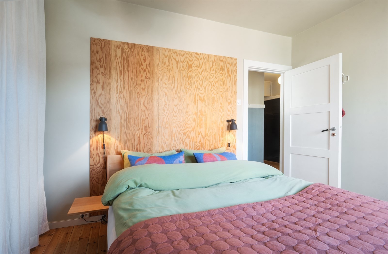 Innbydende soverom med god plass til en dobbeltseng og annen ønskelig innredning. Galleribilde