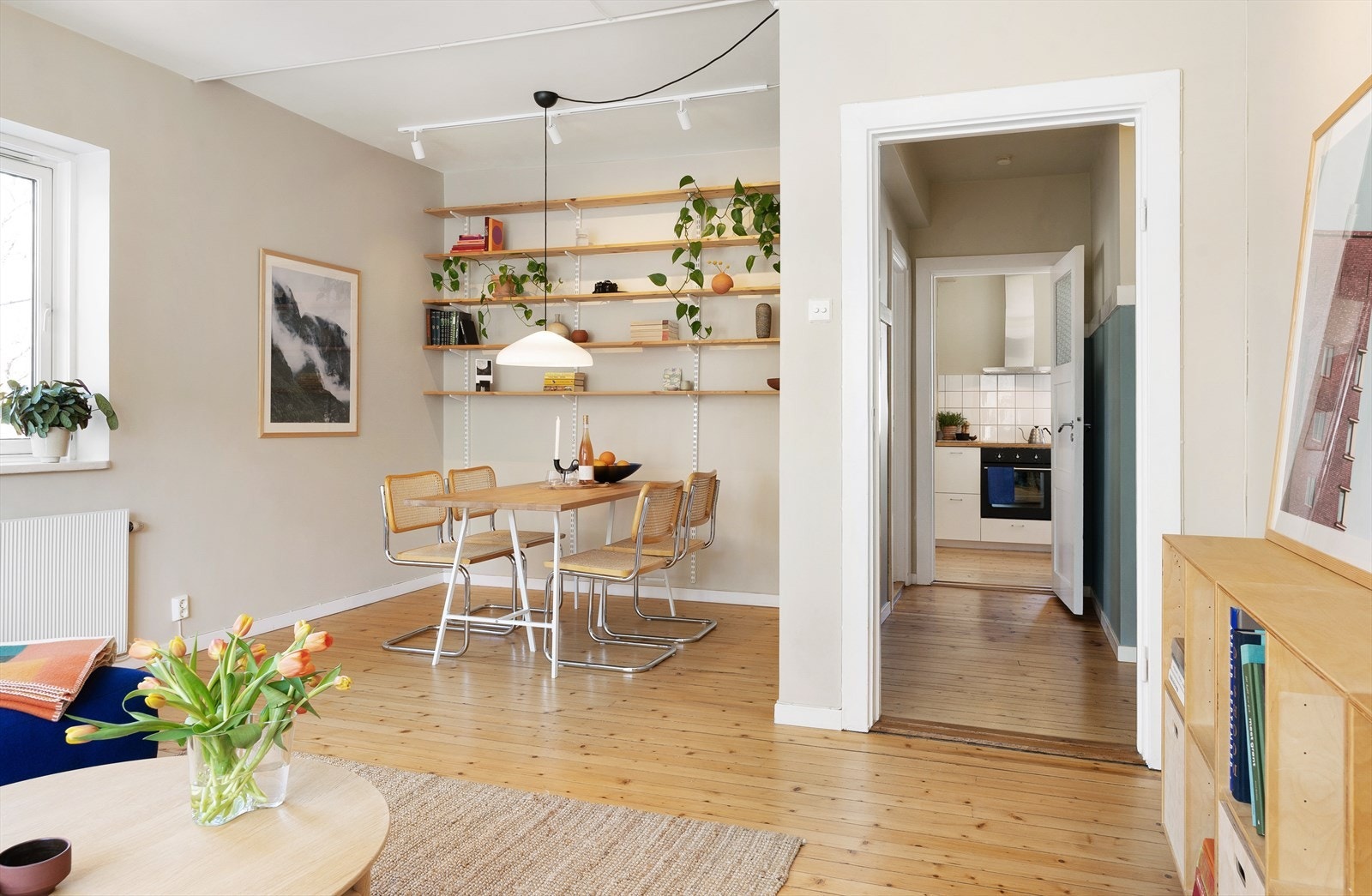 Stuen har en egen hyggelig nisje til spisegruppe. Her har andre leiligheter i borettslaget flyttet kjøkkenet ut i stuen. Galleribilde