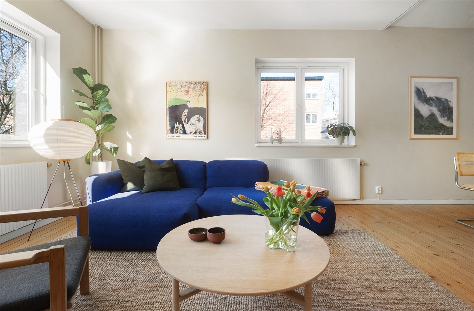 Leiligheten byr på klassiske detaljer som; store vindusflater med brede vinduskarmer, originale tregulv og rikelig med lysinnslipp fra boligens tre sider. Galleribilde